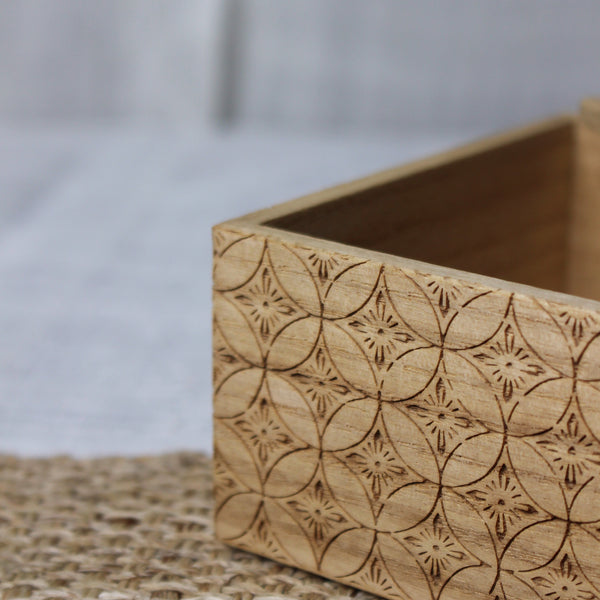 Boîte japonaise en bois gravée à la main et motif matsu (pin)