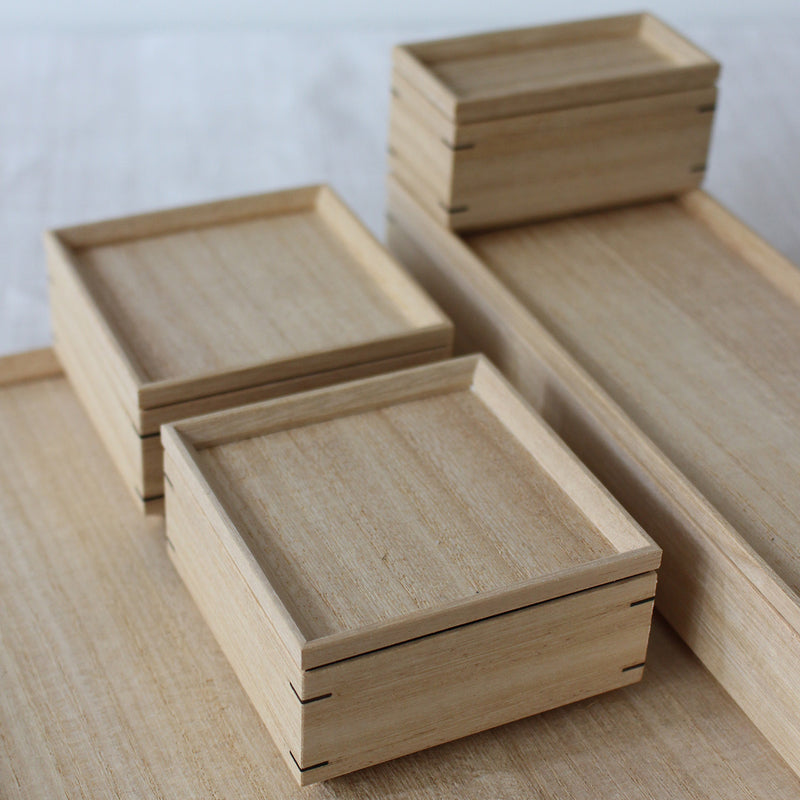 Set de rangement 4 boîtes et 1 plateau en bois de paulownia