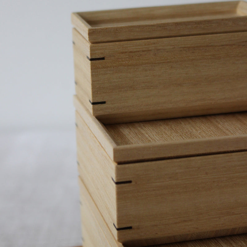 Set de rangement 4 boîtes et 1 plateau en bois de paulownia