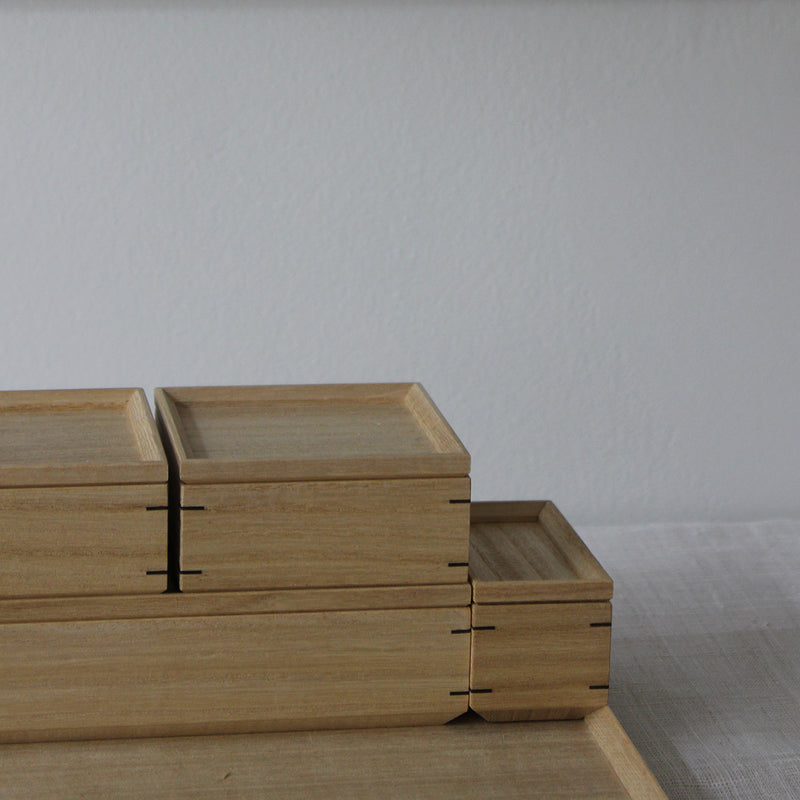 Boîte de rangement à roulettes en bois de Paulownia noir Nonni -  Bloomingville Mini