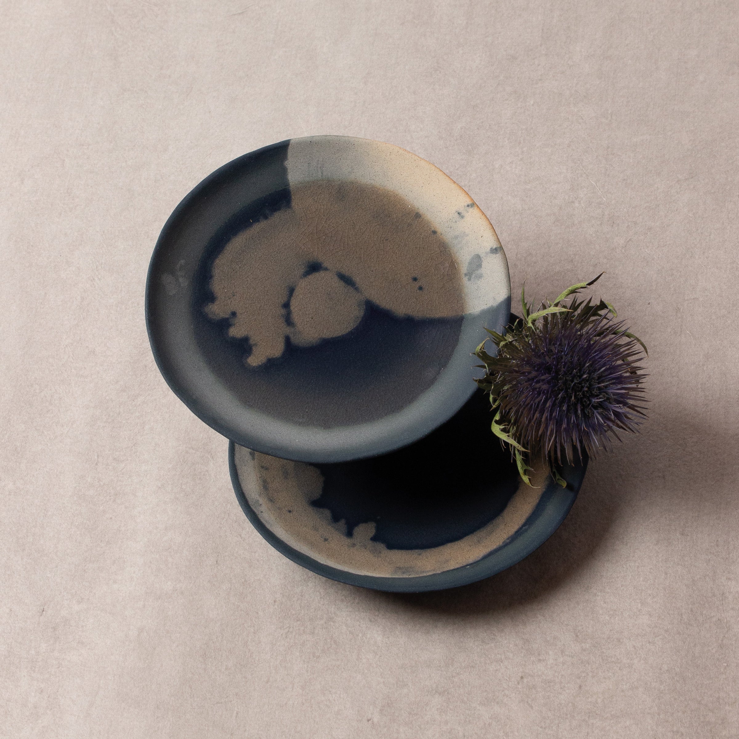 Assiette bleue et beige en porcelaine de Yuna Saito