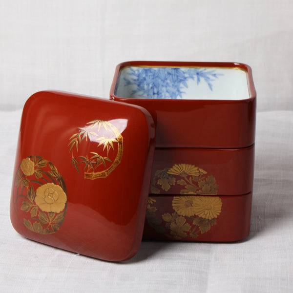 Rare jūbako (boîte à étages) en porcelaine blanche & bleue et laque rouge décor maki-e or