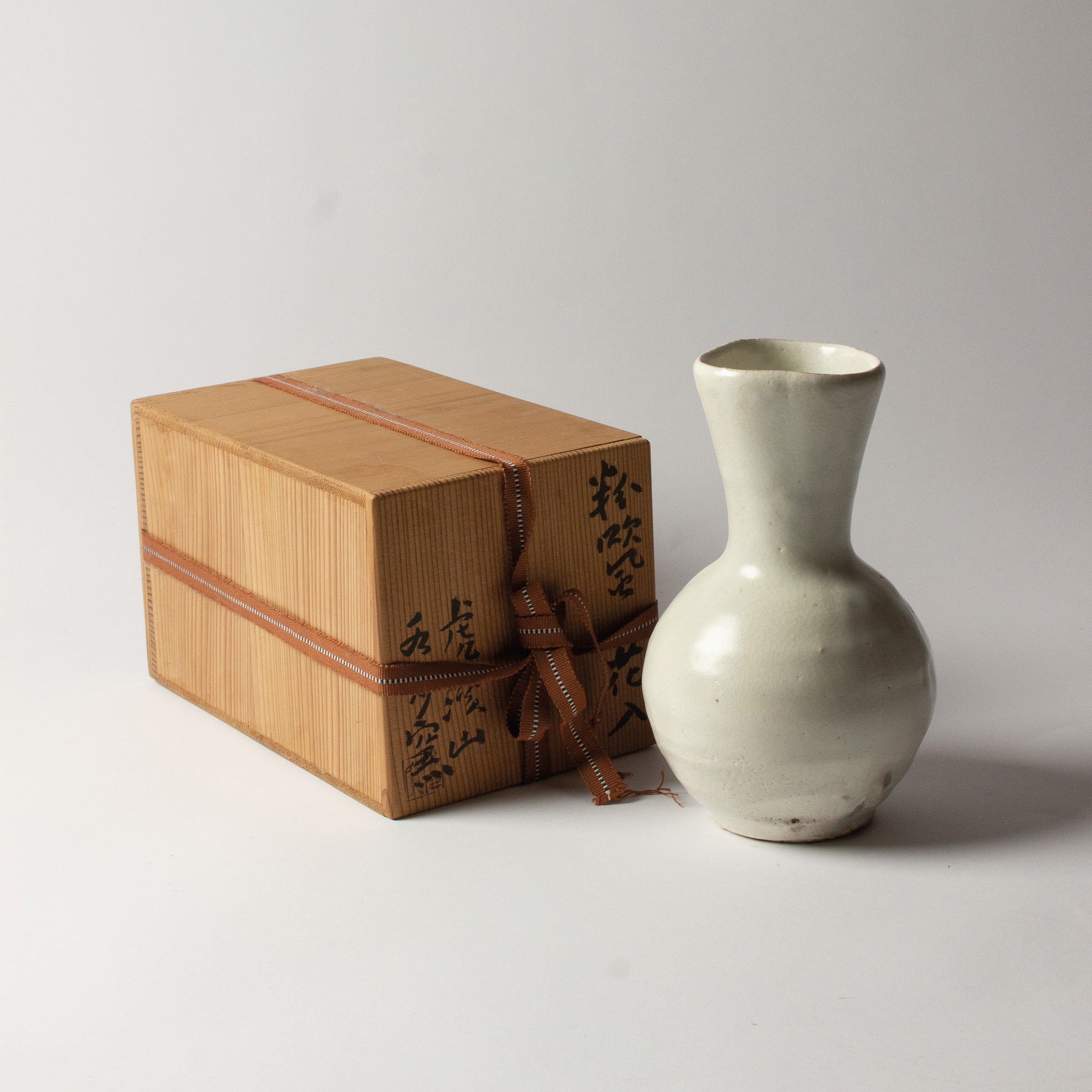 White kohiki ceramic vase from Suigetsu-gama