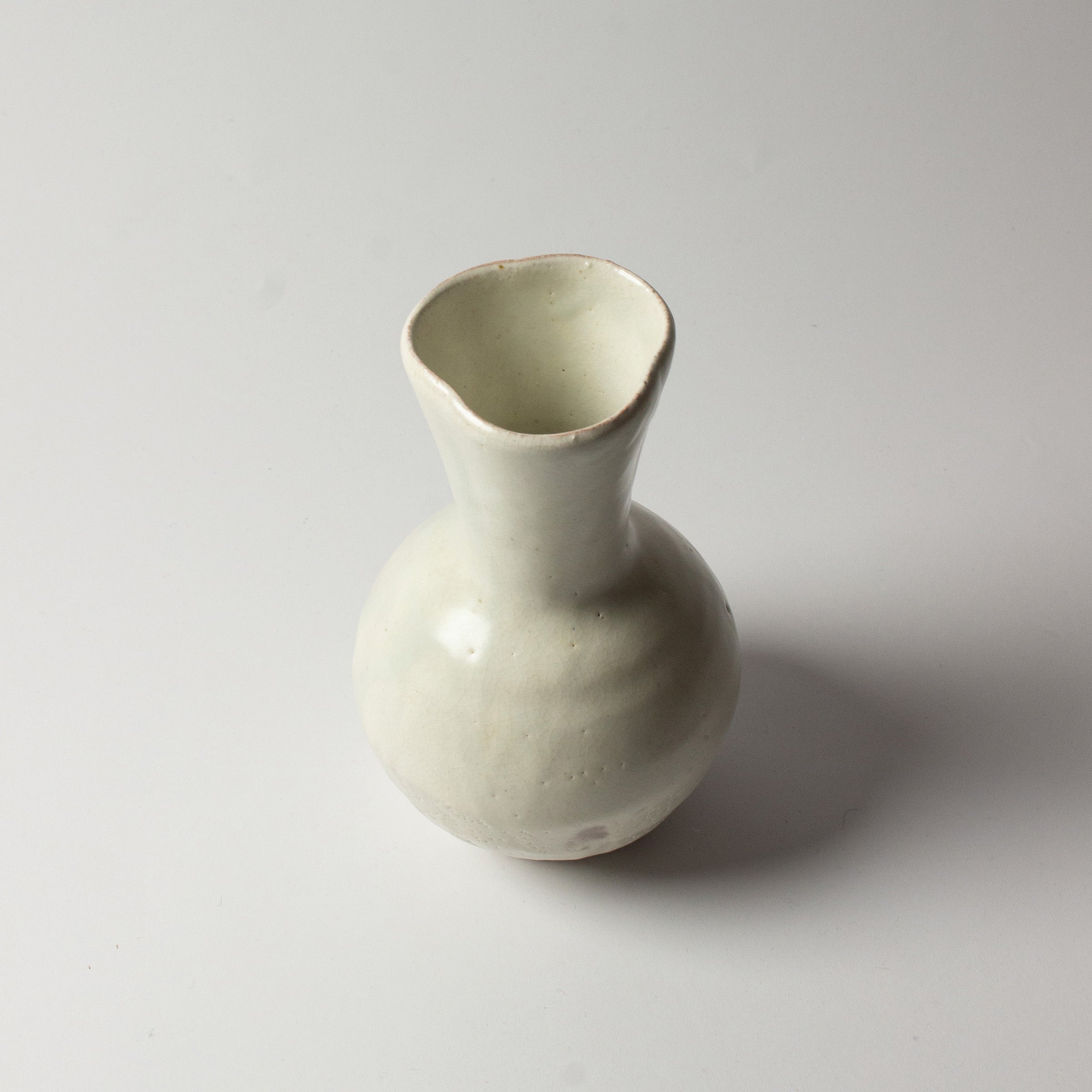 White kohiki ceramic vase from Suigetsu-gama