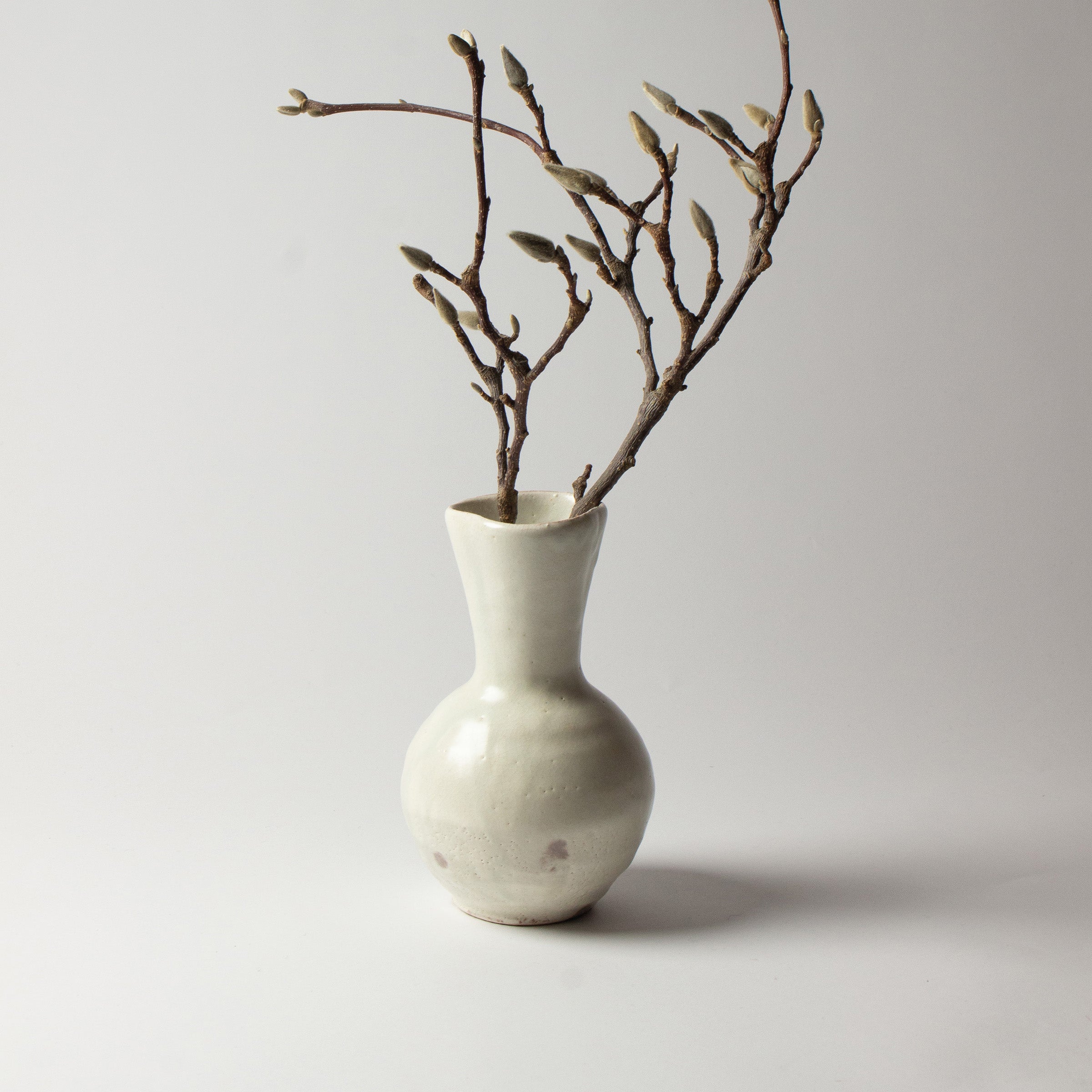 White kohiki ceramic vase from Suigetsu-gama