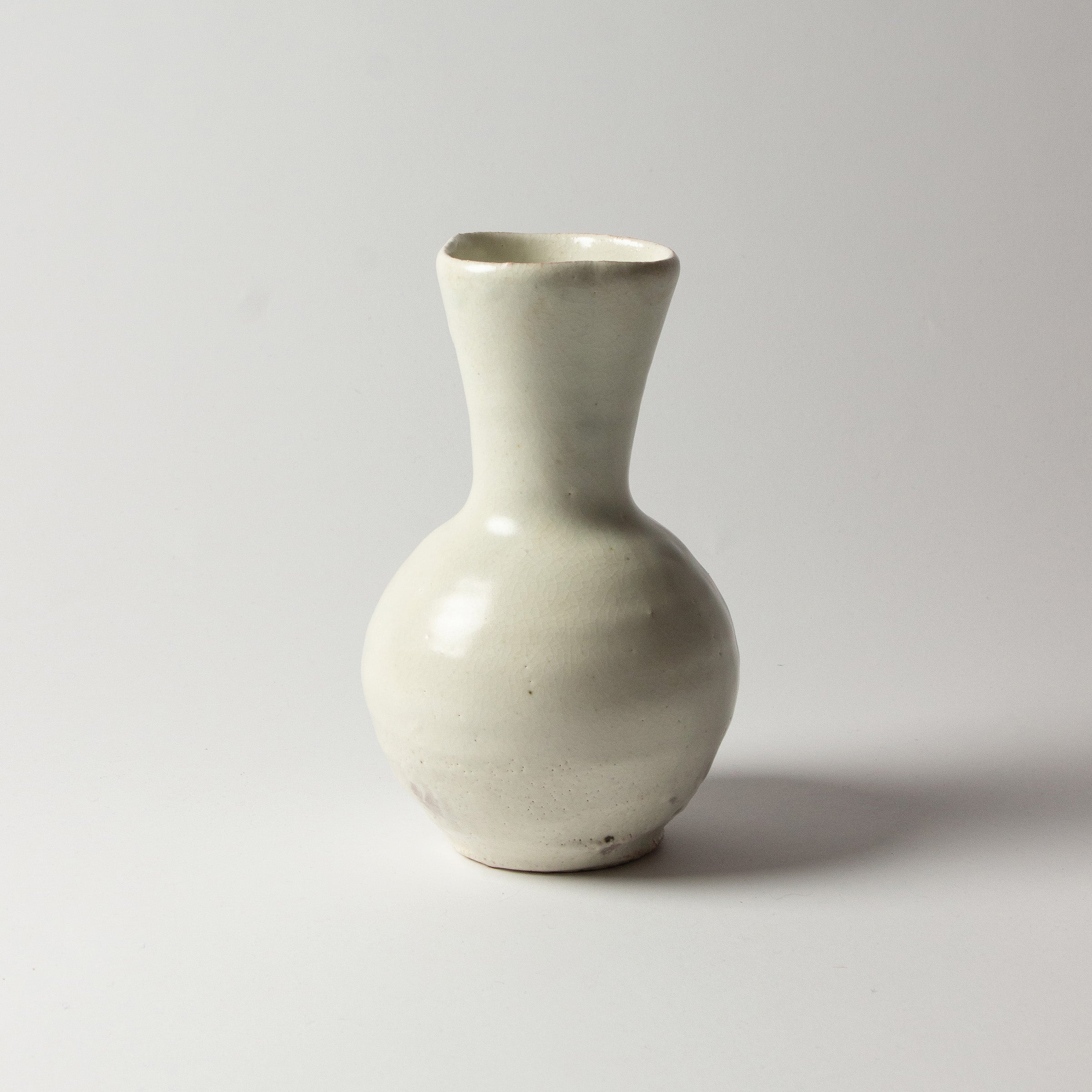 White kohiki ceramic vase from Suigetsu-gama