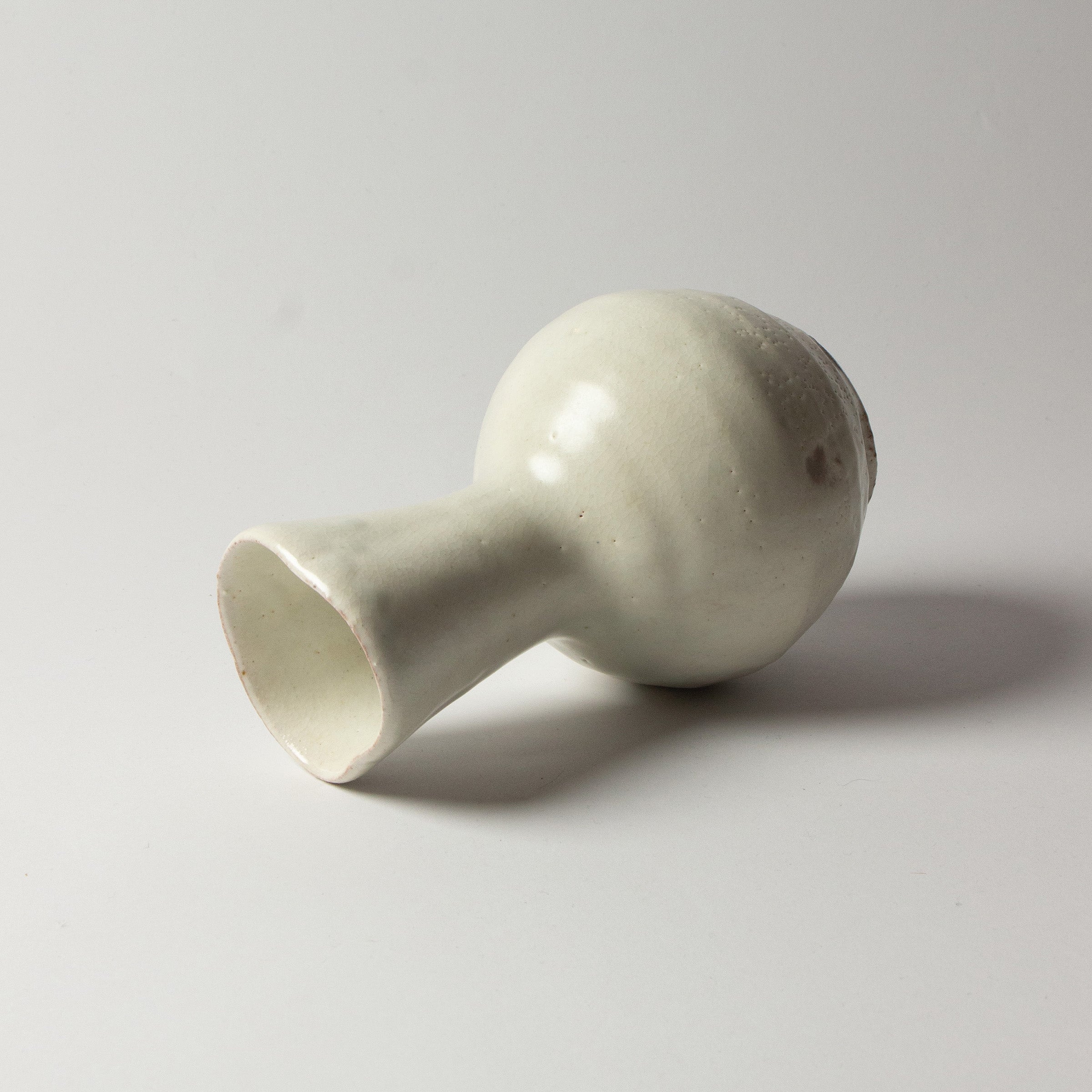 White kohiki ceramic vase from Suigetsu-gama