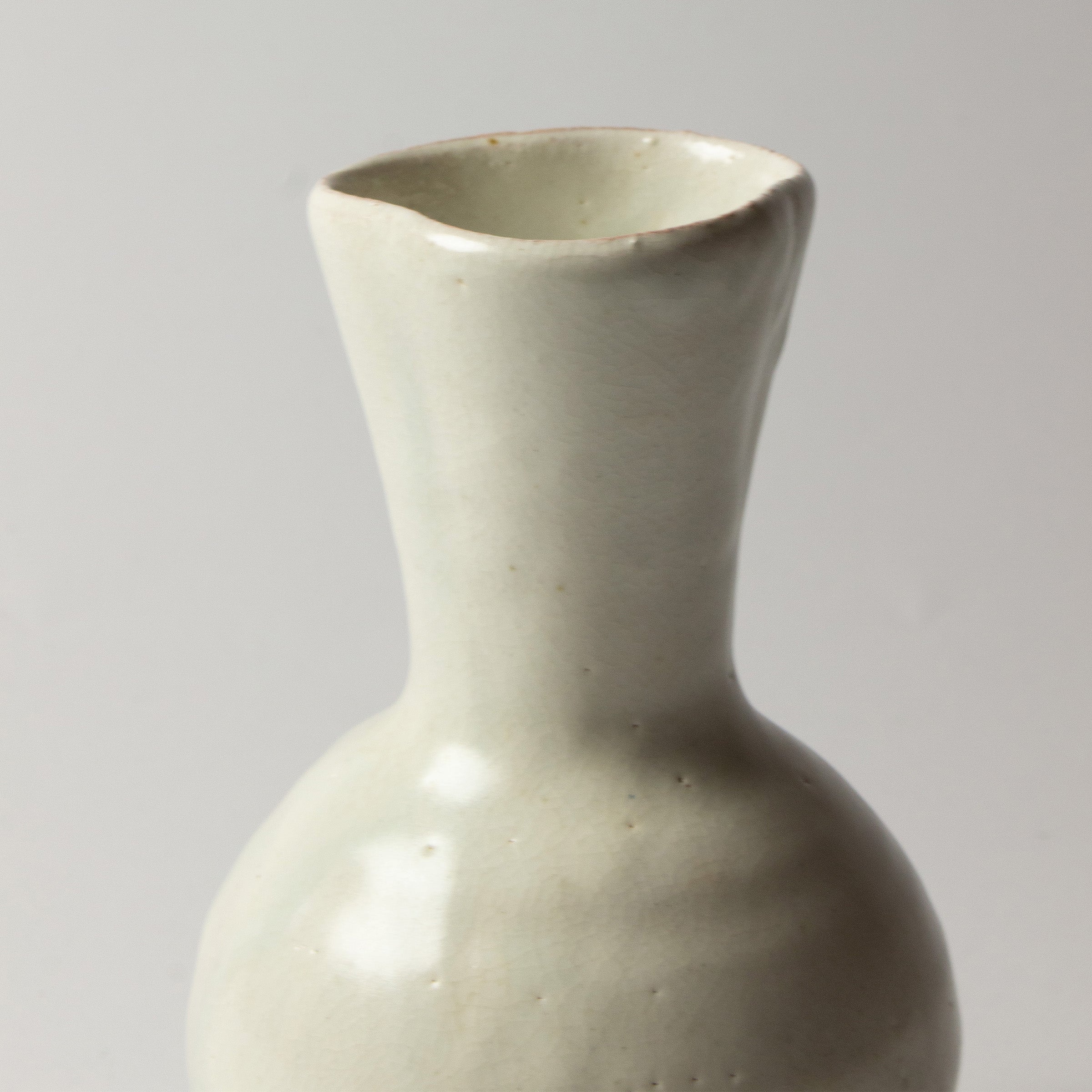 White kohiki ceramic vase from Suigetsu-gama