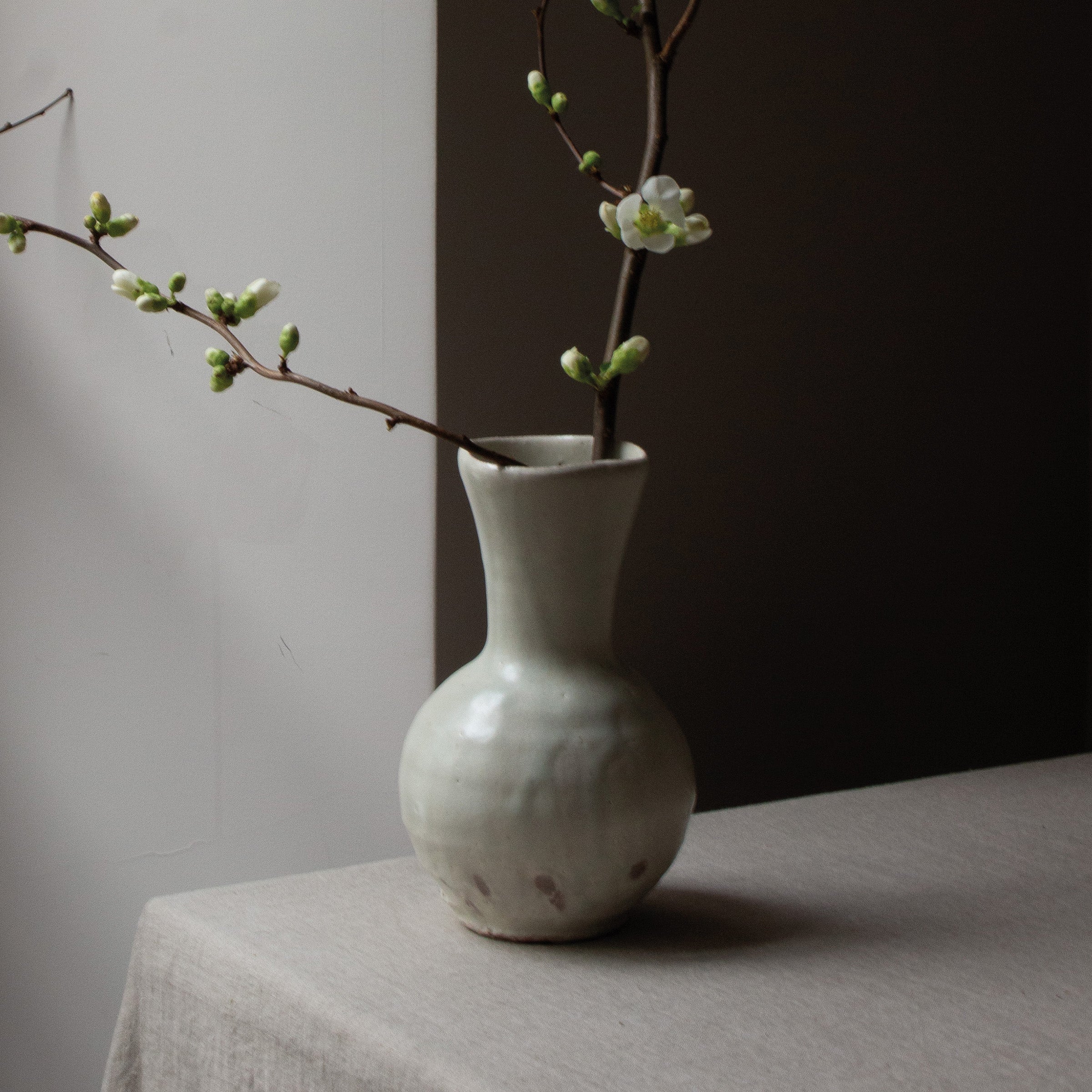 White kohiki ceramic vase from Suigetsu-gama