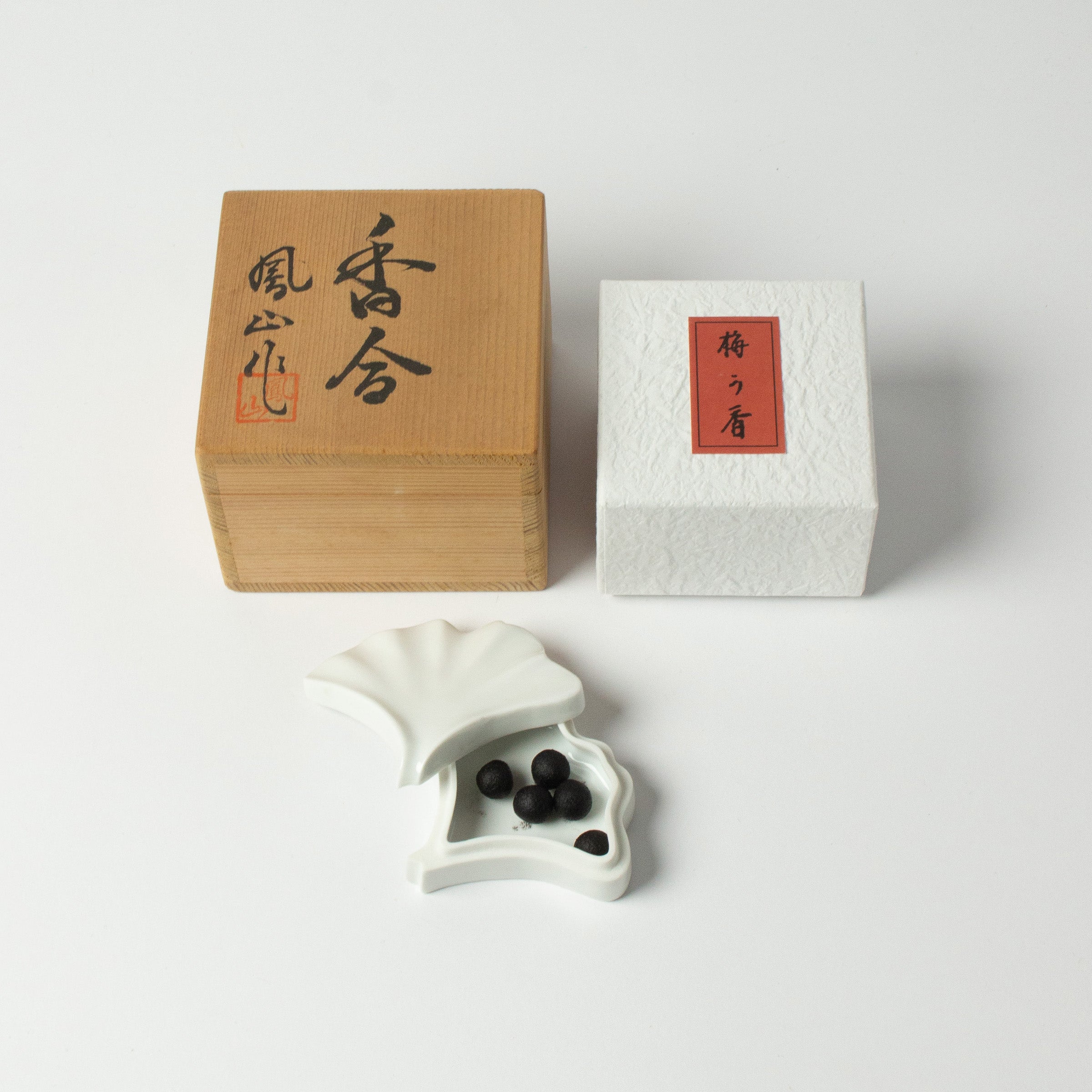 Arita porcelain Kōgō by Hōzan and nerikō (incense balls) japan