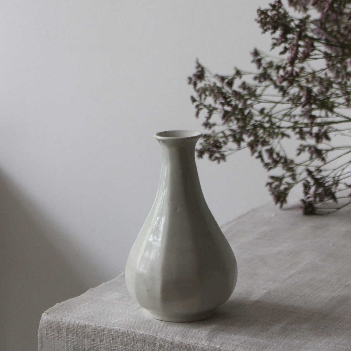 Vase coréen en porcelaine blanche et céladon