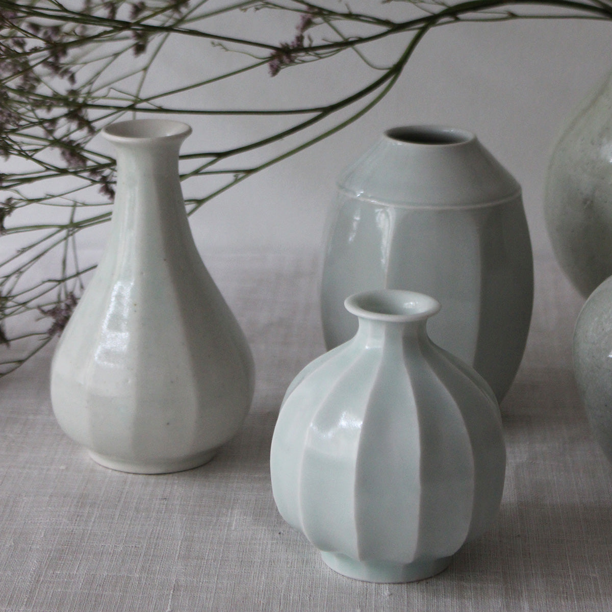 KOREAN VASE IN WHITE PORCELAIN AND CELADON GLAZE