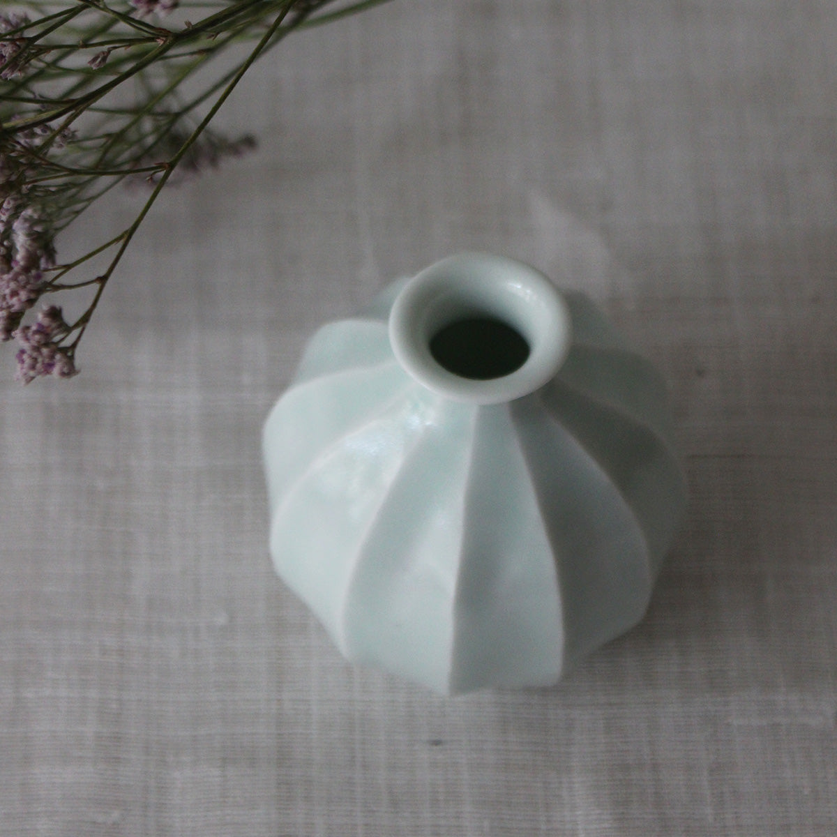 KOREAN VASE IN WHITE PORCELAIN AND CELADON GLAZE