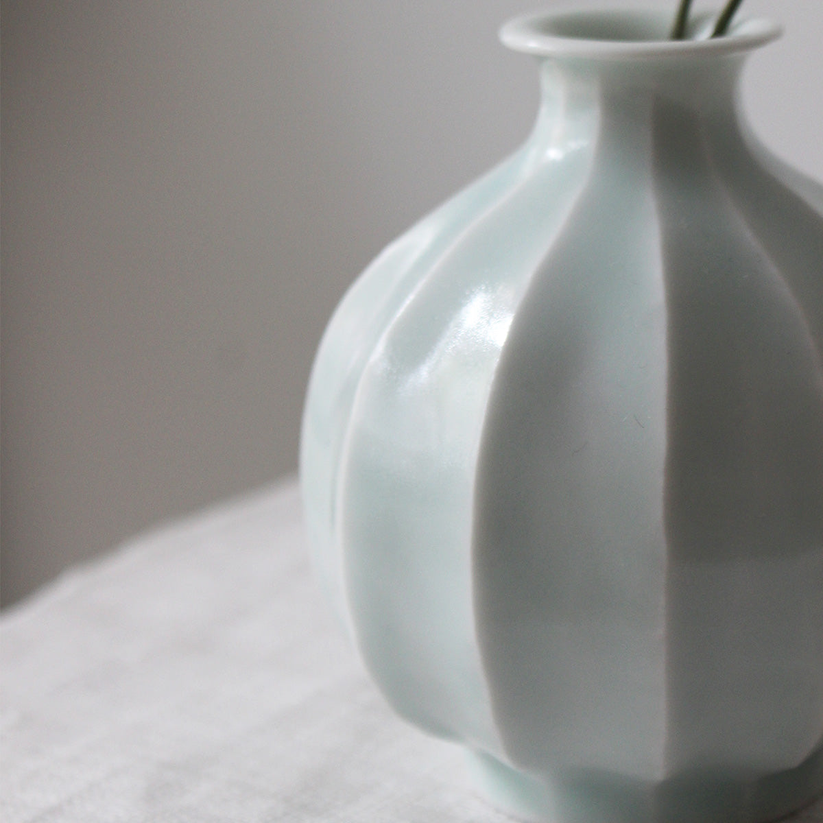 KOREAN VASE IN WHITE PORCELAIN AND CELADON GLAZE