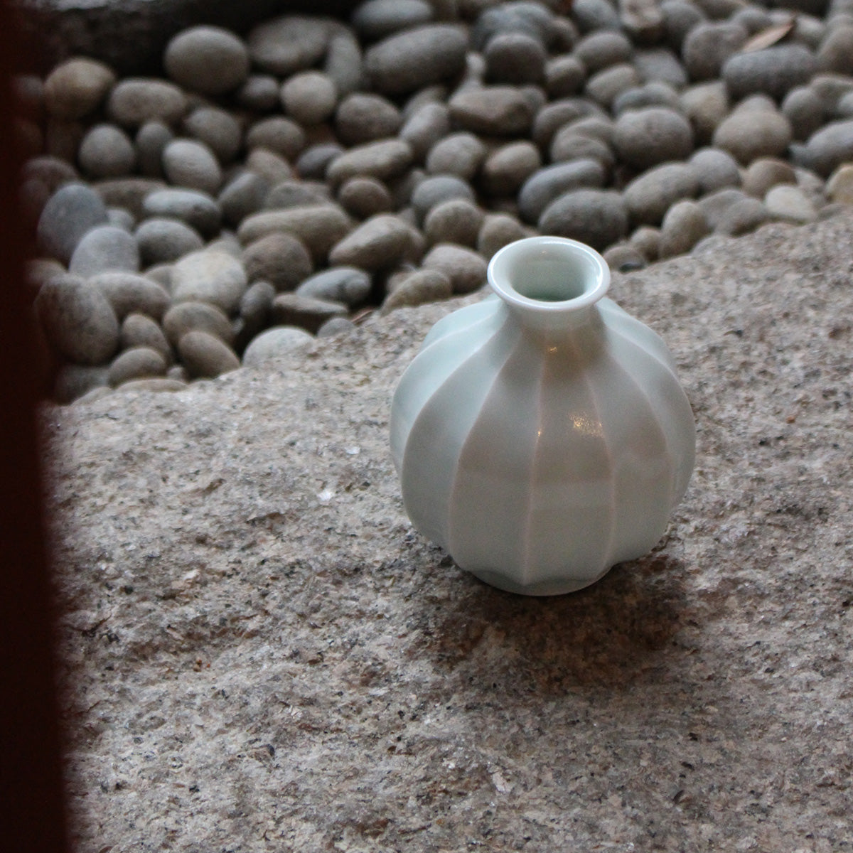 KOREAN VASE IN WHITE PORCELAIN AND CELADON GLAZE