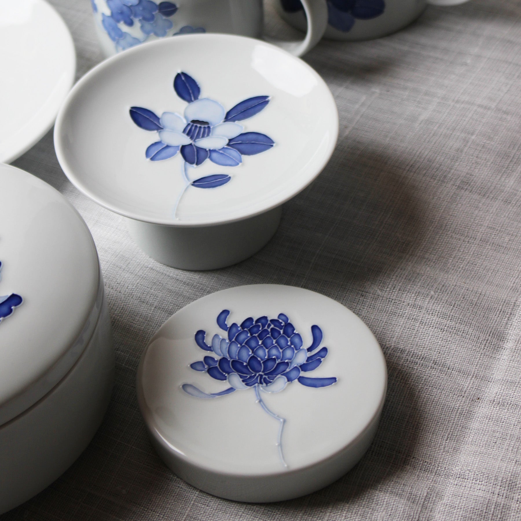 White Porcelain and Blue chrysanthemum Mini Platter by Jeon Sang Woo