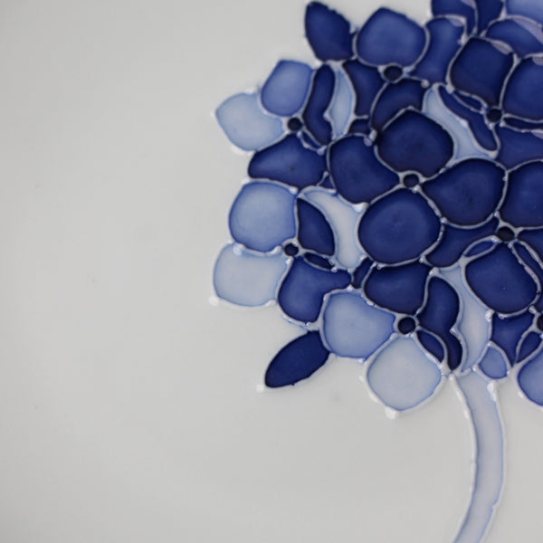 Tasse en Porcelaine Blanche et Fleurs de Prunier Bleues de Jeon Sang W –  Atelier Ikiwa