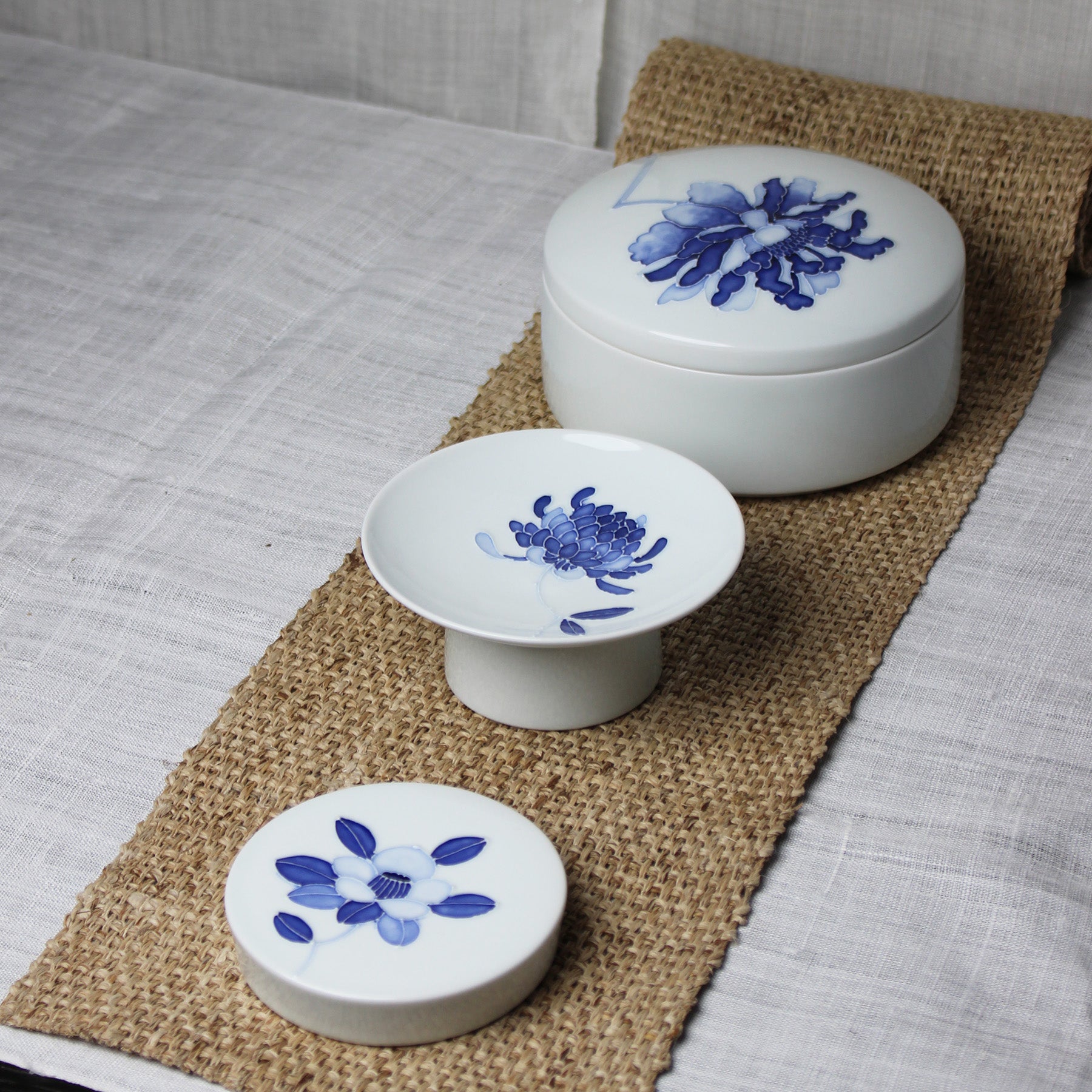 Mini assiette de présentation en Porcelaine Blanche et Chrysanthème Bleu de Jeon Sang Woo