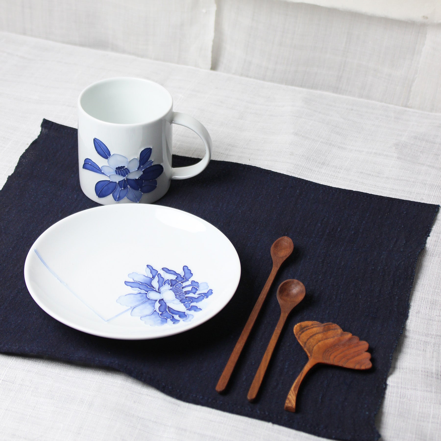 Tasse en Porcelaine Blanche et Fleurs de Prunier Bleues de Jeon Sang Woo