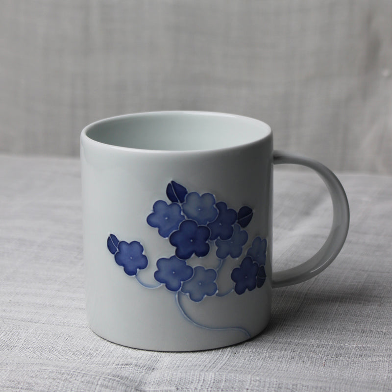 Tasse en Porcelaine Blanche et Fleurs de Prunier Bleues de Jeon Sang W –  Atelier Ikiwa