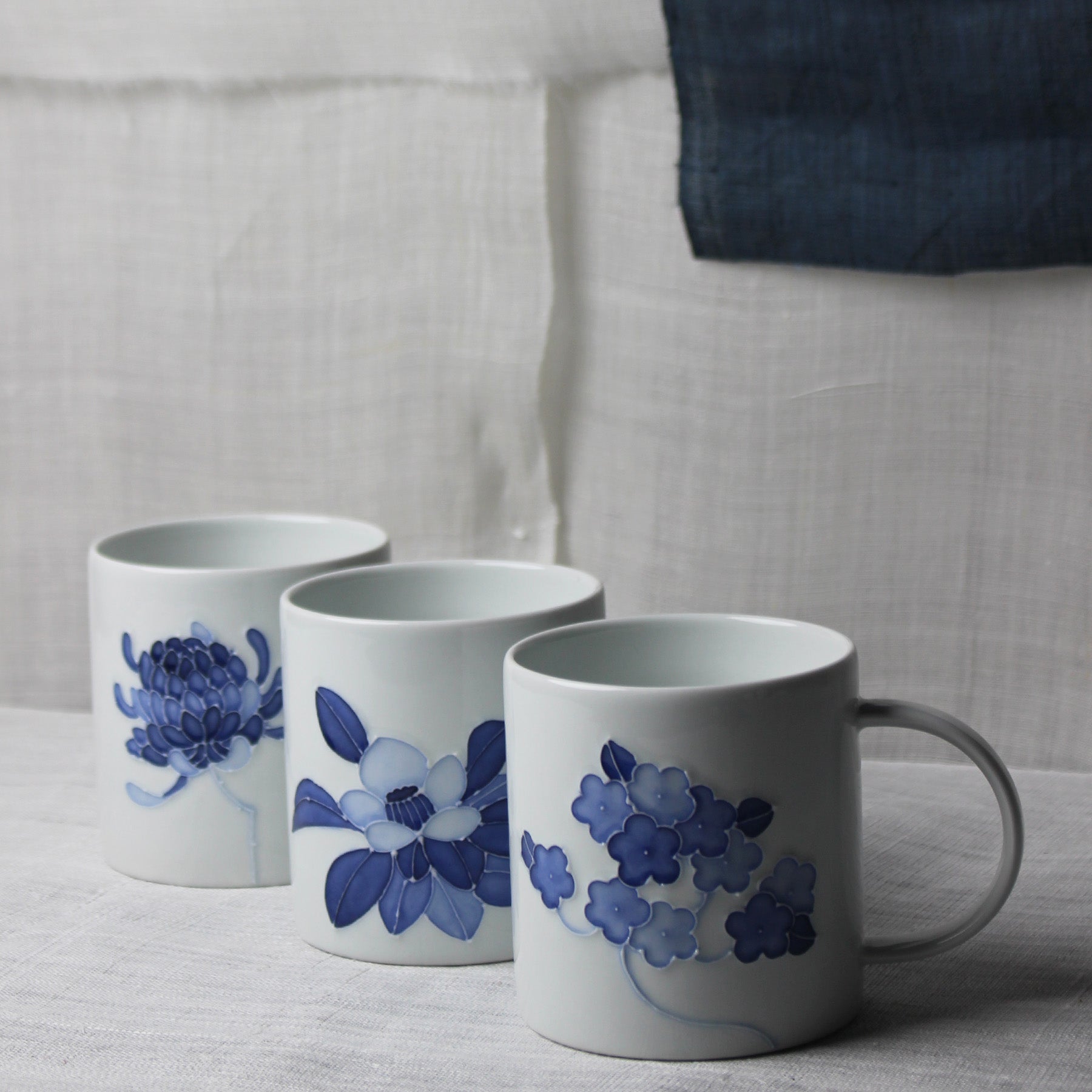 Tasse en Porcelaine Blanche et Fleurs de Prunier Bleues de Jeon Sang Woo