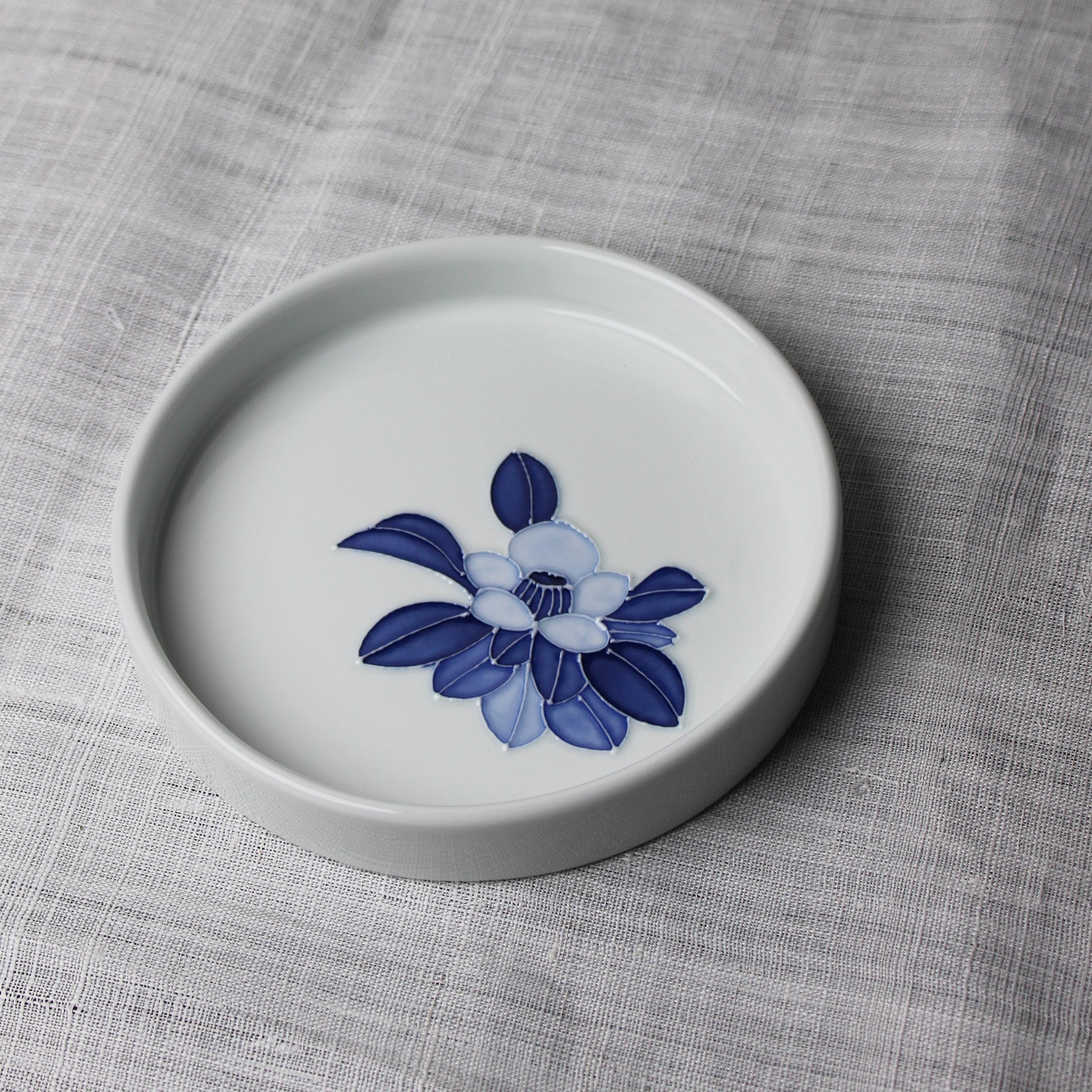 White Porcelain and Blue Camellia high rim plate by Jeon Sang Woo