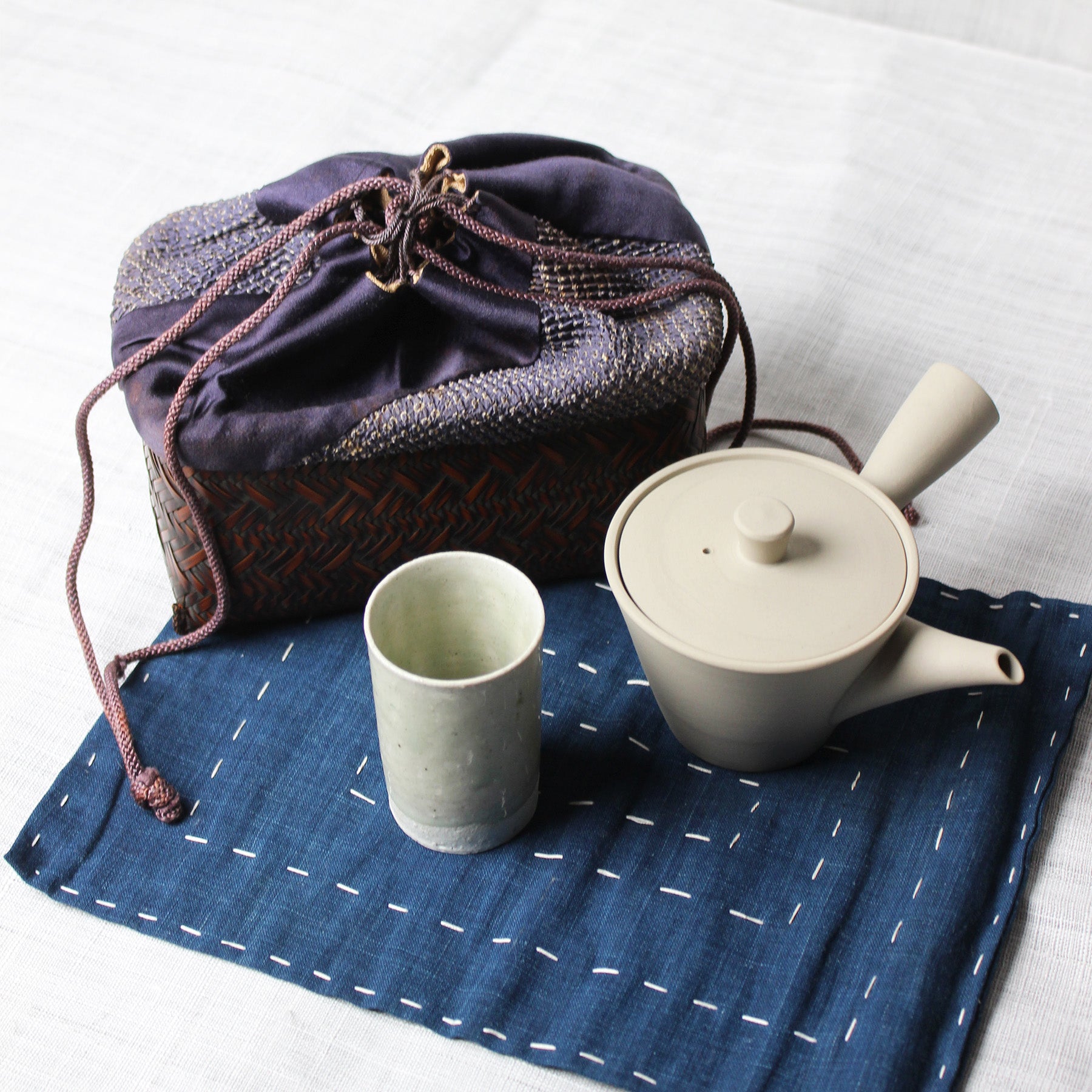 Japanese box "tea by the river".