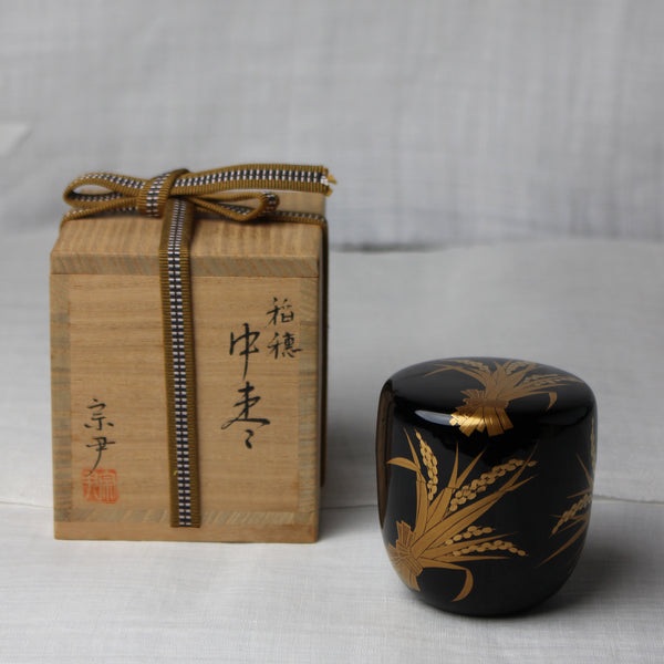Natsume (boîte à thé) laque urushi japonaise et décor maki-e poudre d'or, motif Ine (épi de riz)