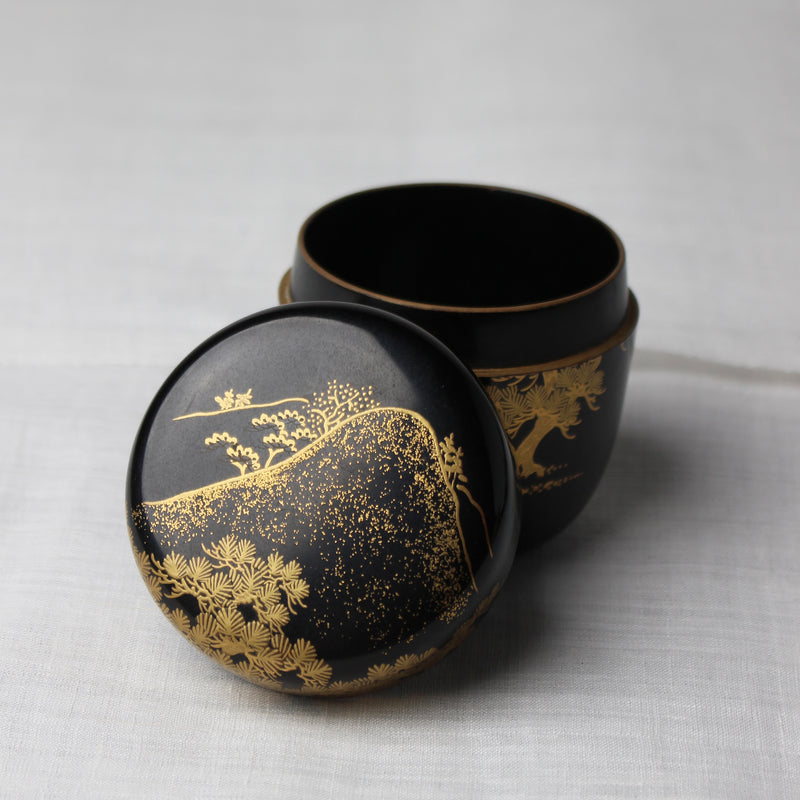 Natsume (boîte à thé) laque urushi japonaise et décor maki-e poudre d'or, motif Matsu (pin) et yama (montagne)