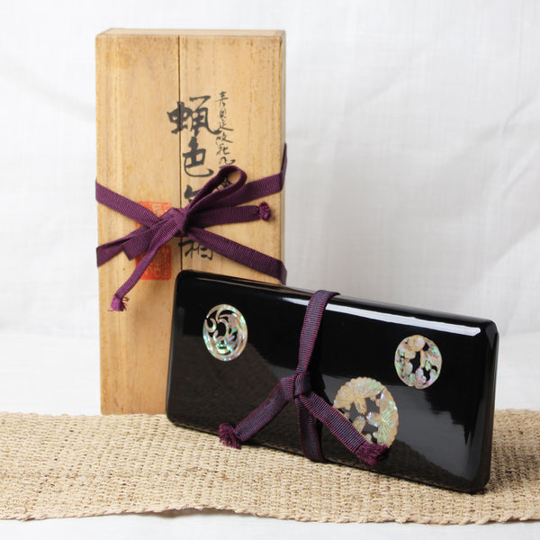 Boîte en laque urushi japonaise noire et décor kamon en nacre