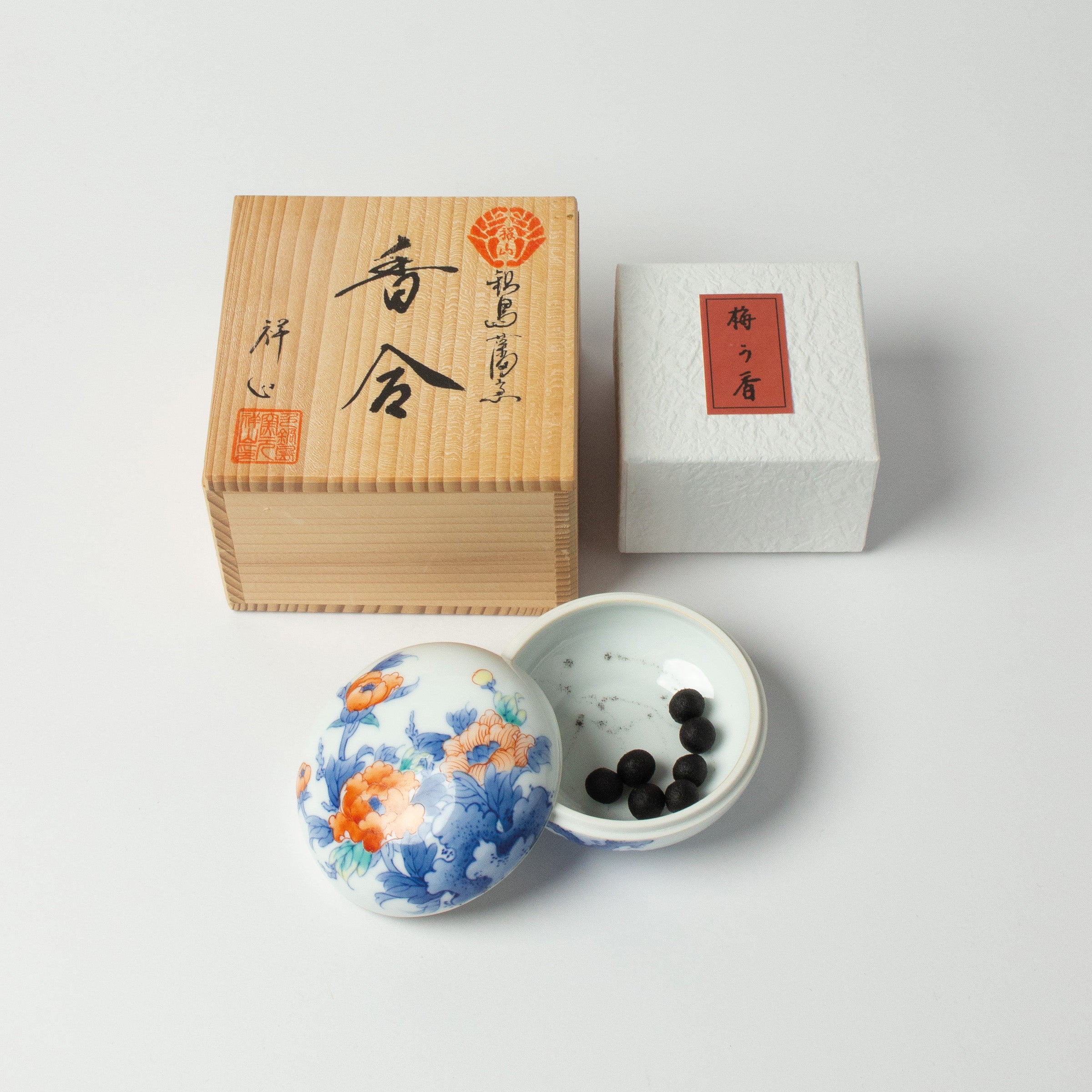 Kōgō en porcelaine Nabeshima et nerikō (billes d’encens) japonais