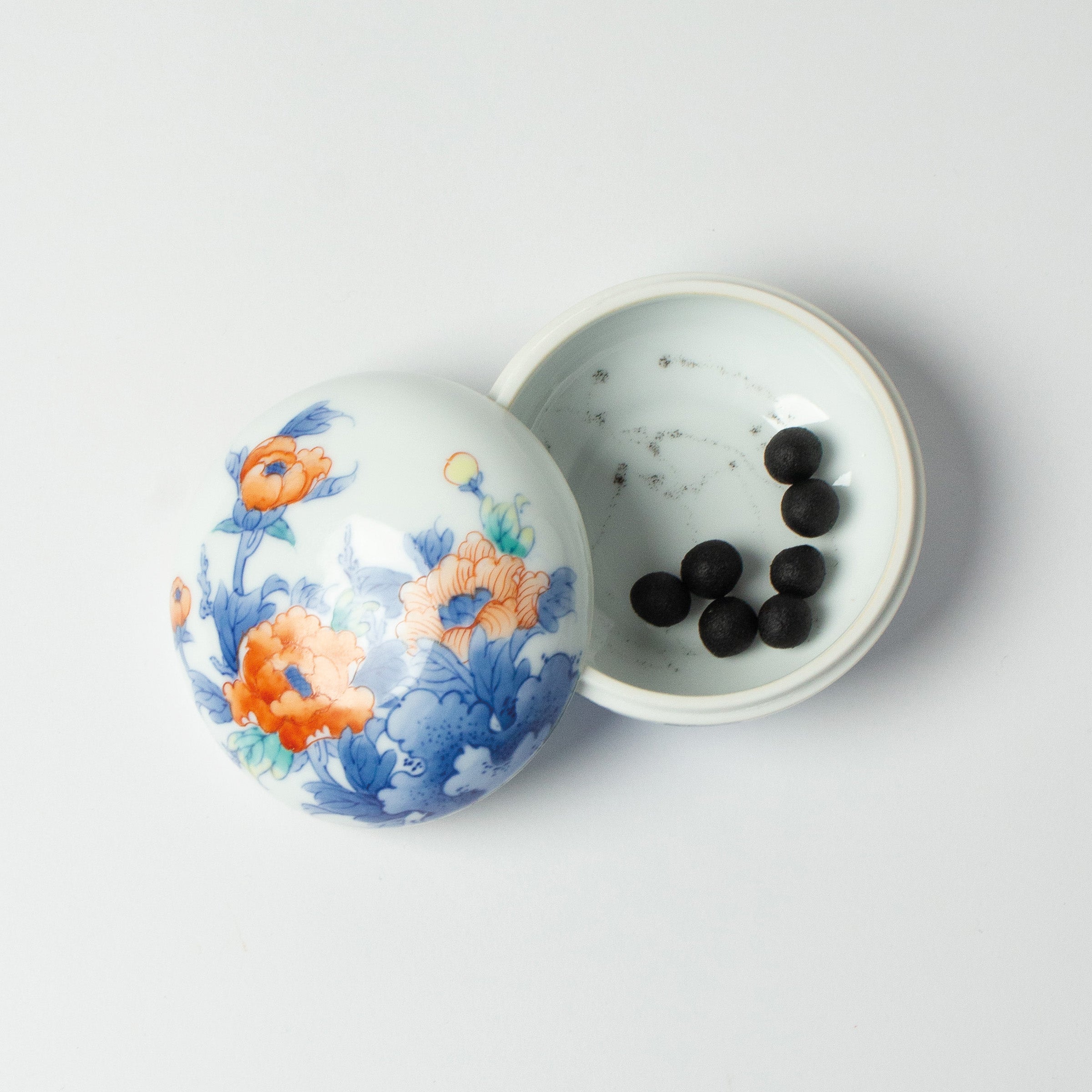 Kōgō en porcelaine Nabeshima et nerikō (billes d’encens) japonais