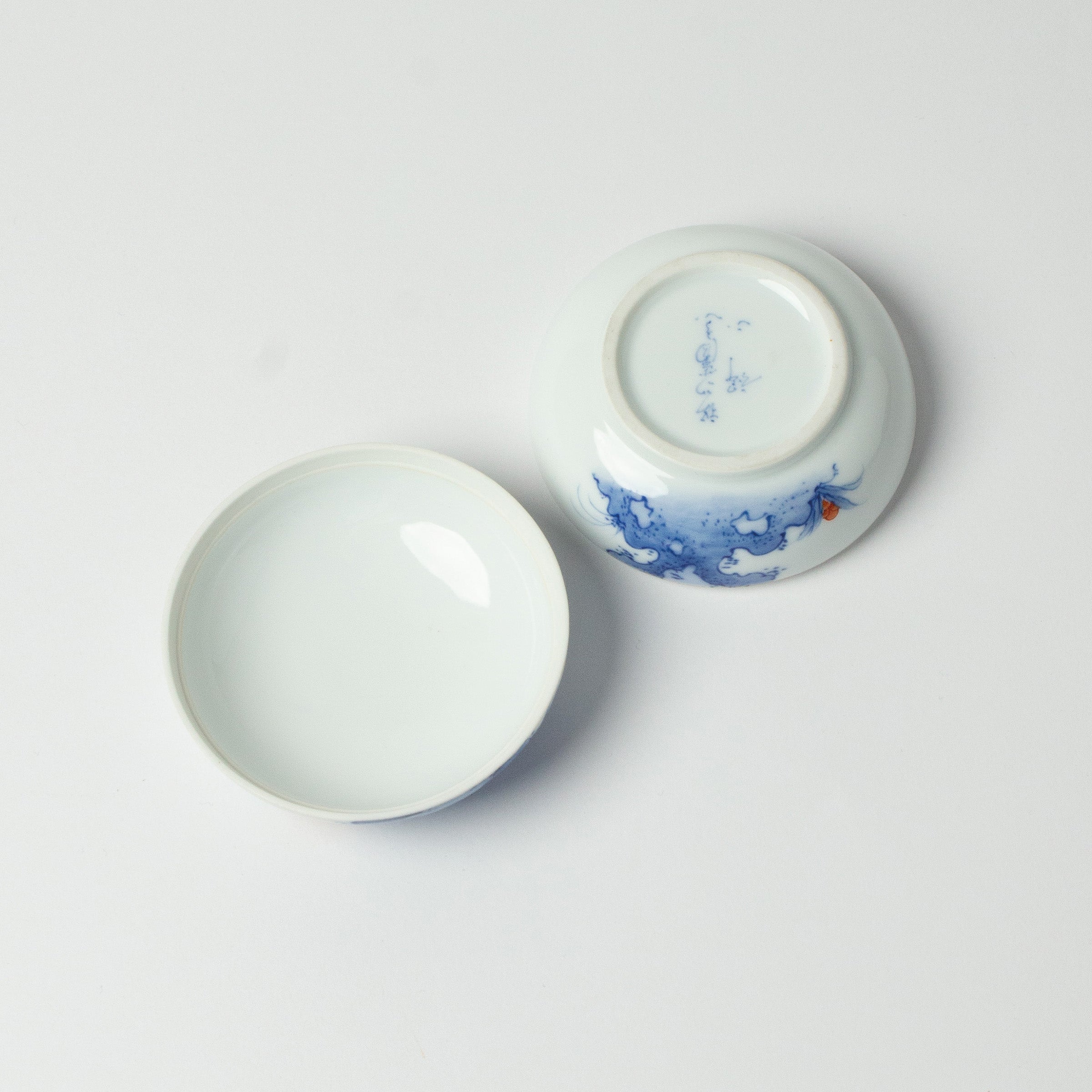 Kōgō en porcelaine Nabeshima et nerikō (billes d’encens) japonais