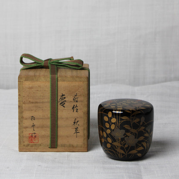 Natsume (boîte à thé) laque urushi japonaise et décor maki-e poudre d'or, motif plantes d'automne (aki no nana kusa)