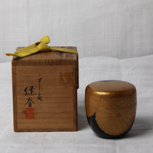 Natsume (tea caddy) Japanese urushi lacquer and maki-e gold powder decor, chrysanthemum (kiku) motif
