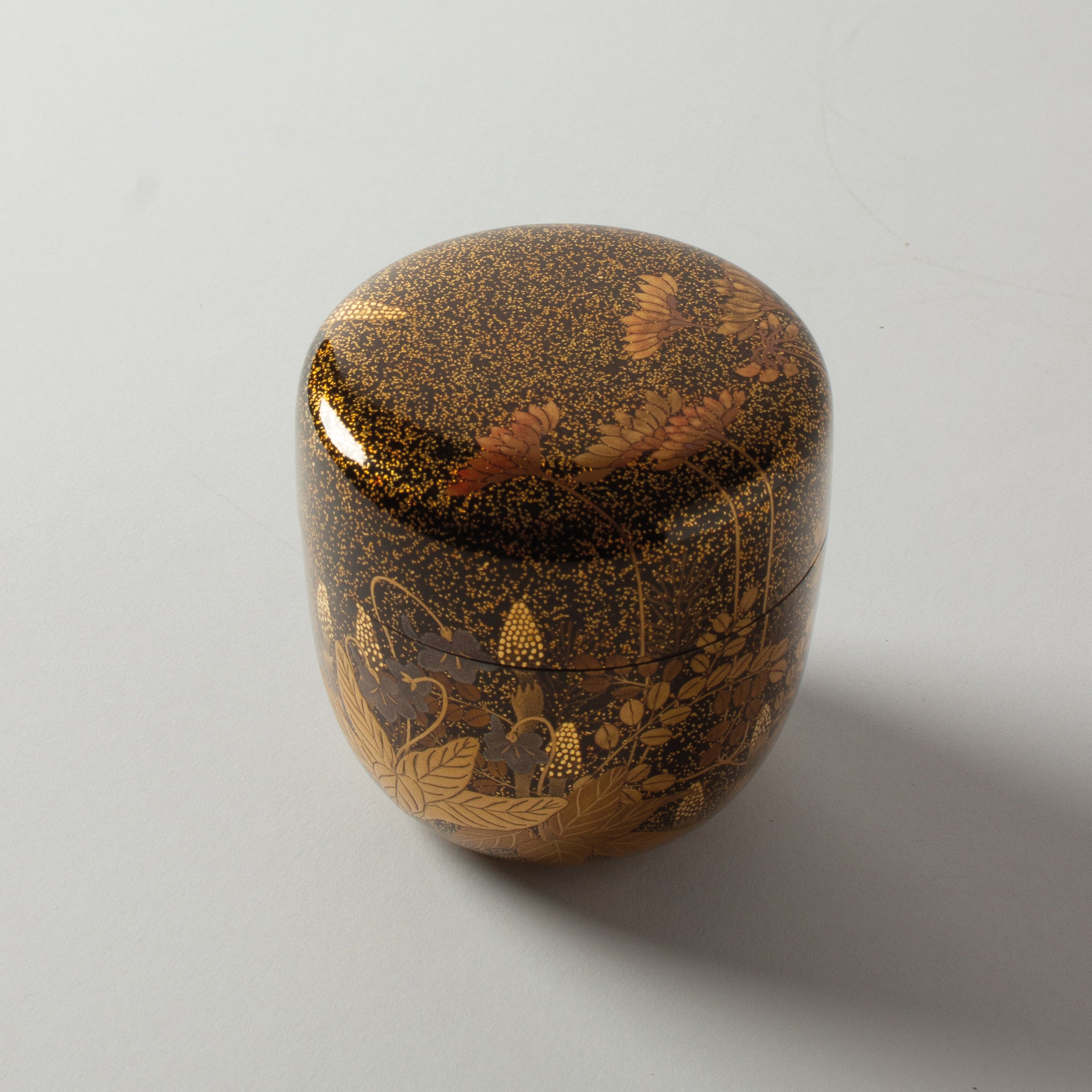 Natsume (tea caddy) Japanese urushi lacquer and maki-e gold powder decor, hana (flowers) motif