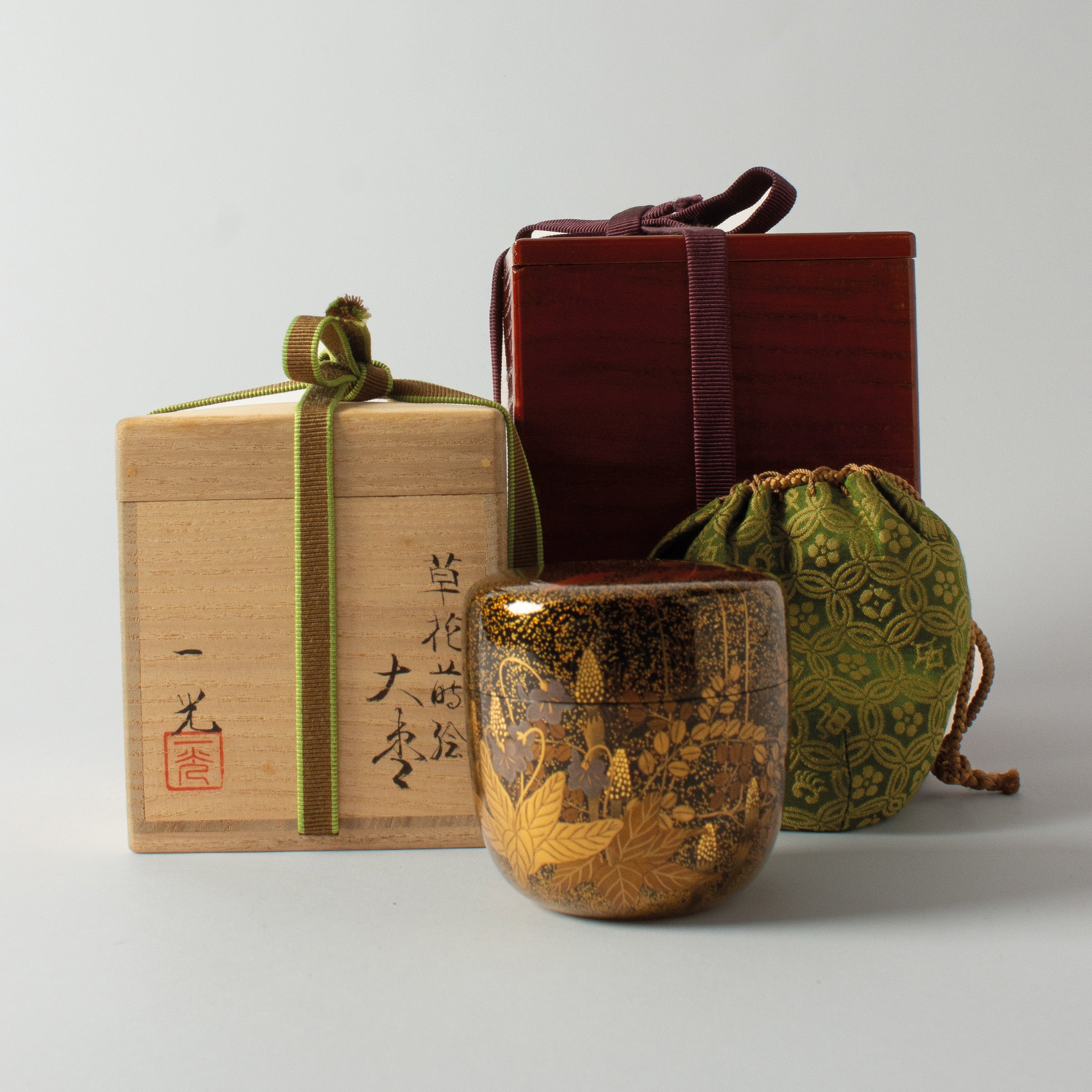 Natsume (tea caddy) Japanese urushi lacquer and maki-e gold powder decor, hana (flowers) motif