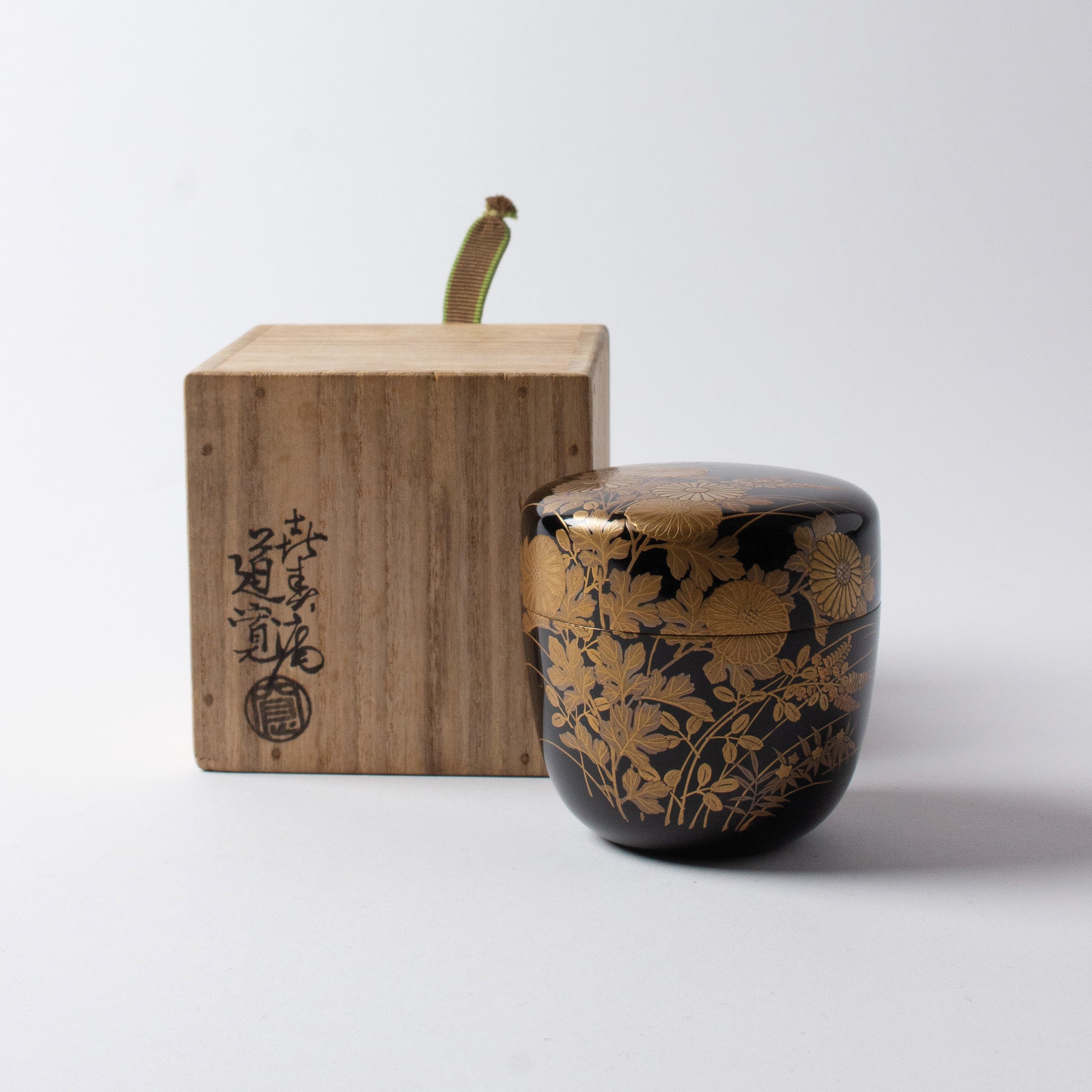 Natsume (tea box) Japanese urushi lacquer and maki-e gold powder decoration, kiku (chrysanthemums) and sōka (wild flowers) motif