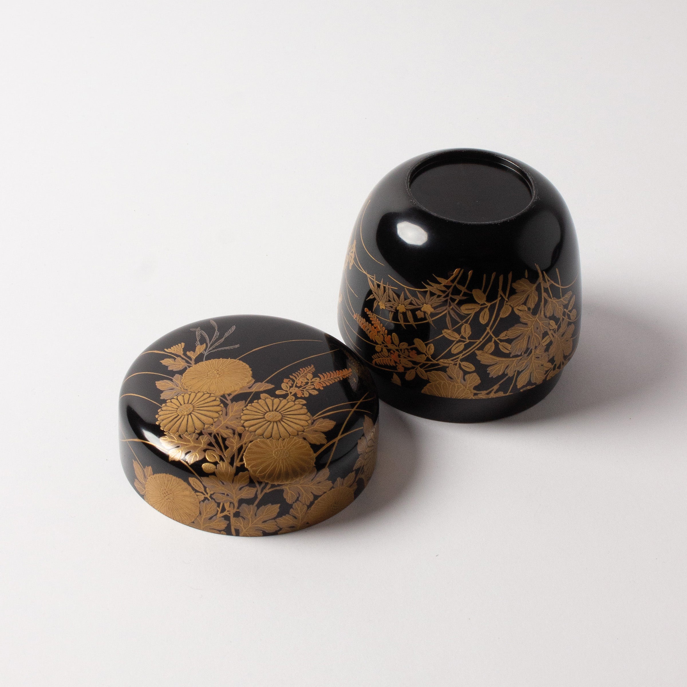 Natsume (tea box) Japanese urushi lacquer and maki-e gold powder decoration, kiku (chrysanthemums) and sōka (wild flowers) motif