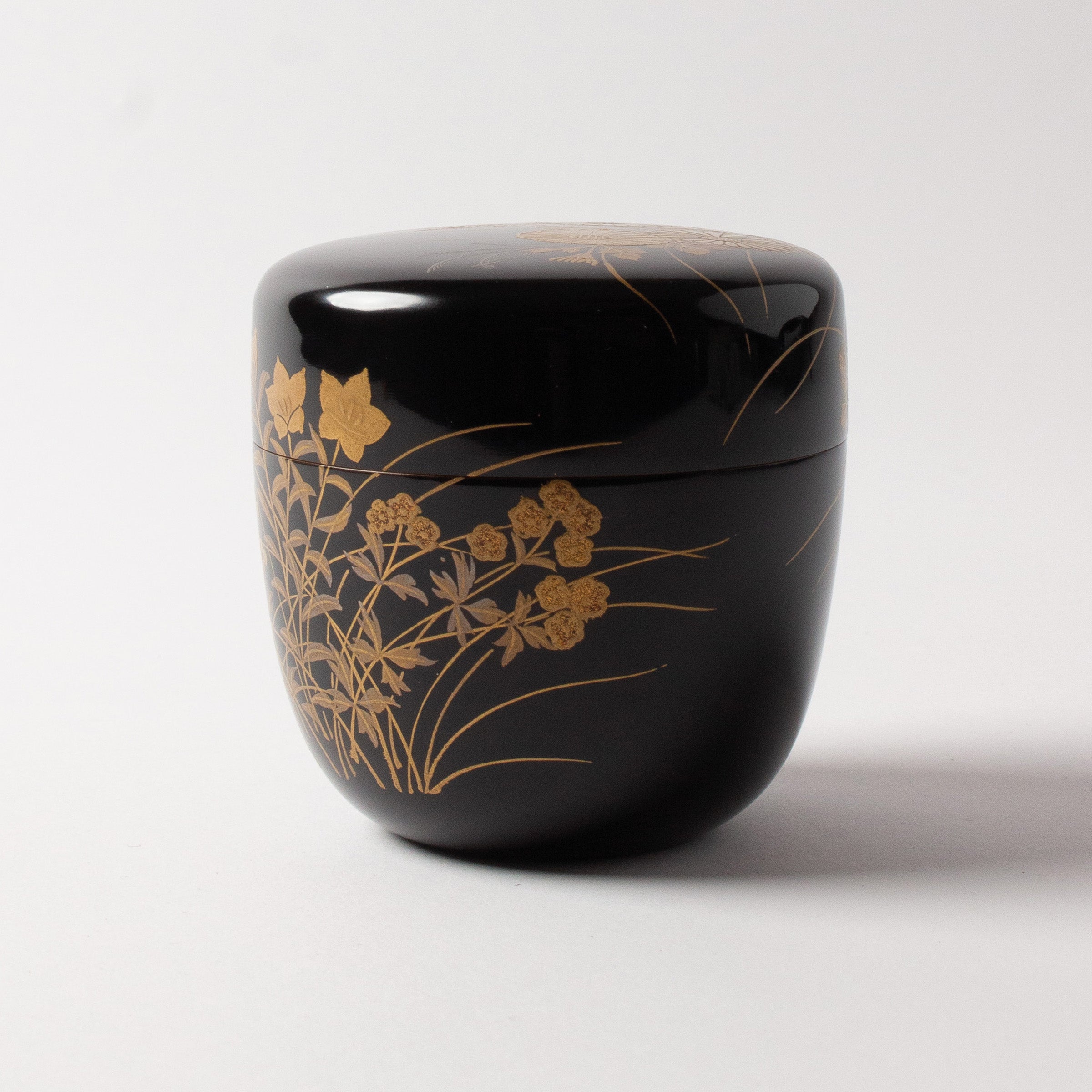 Natsume (tea box) Japanese urushi lacquer and maki-e gold powder decoration, kiku (chrysanthemums) and sōka (wild flowers) motif