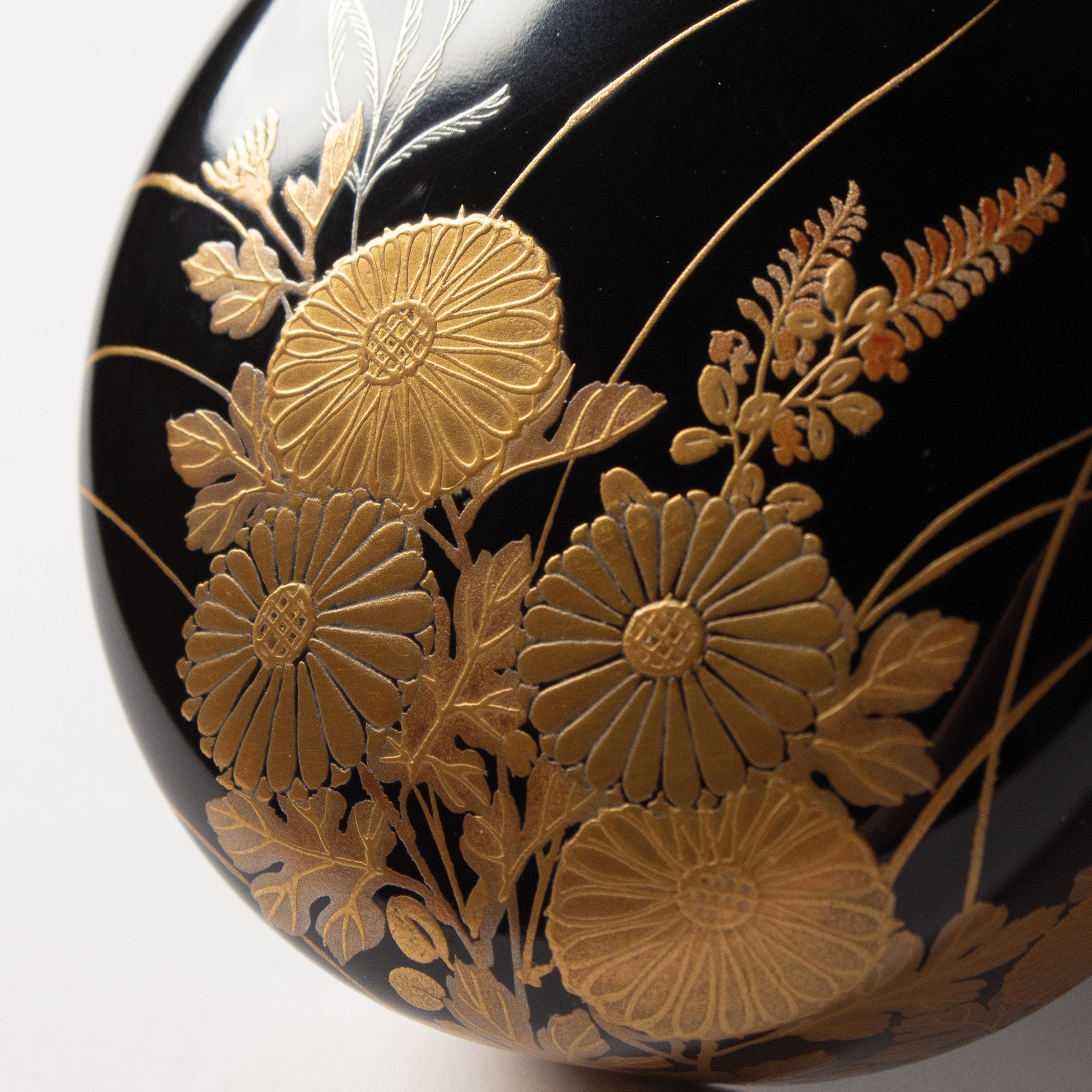 Natsume (tea box) Japanese urushi lacquer and maki-e gold powder decoration, kiku (chrysanthemums) and sōka (wild flowers) motif