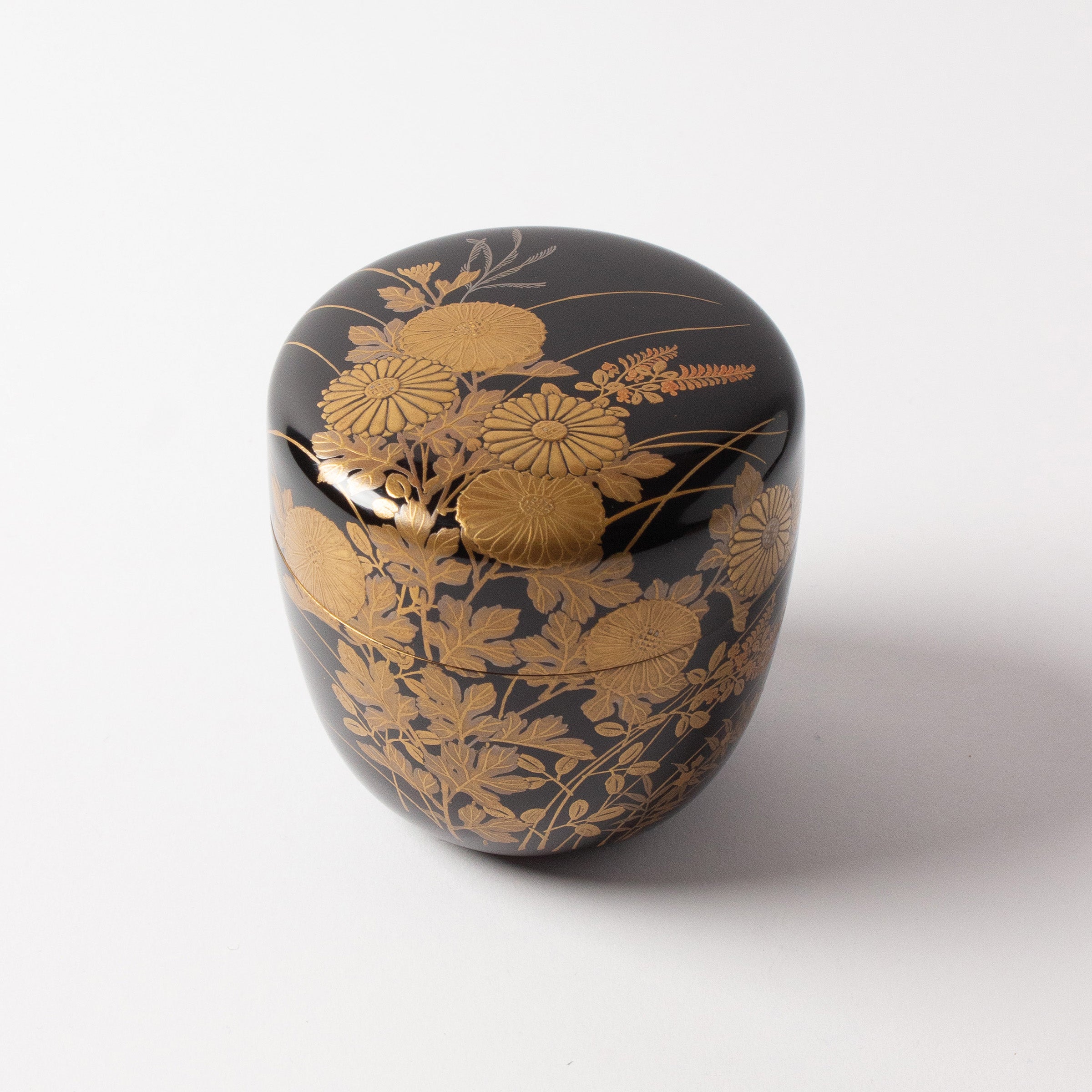 Natsume (tea box) Japanese urushi lacquer and maki-e gold powder decoration, kiku (chrysanthemums) and sōka (wild flowers) motif