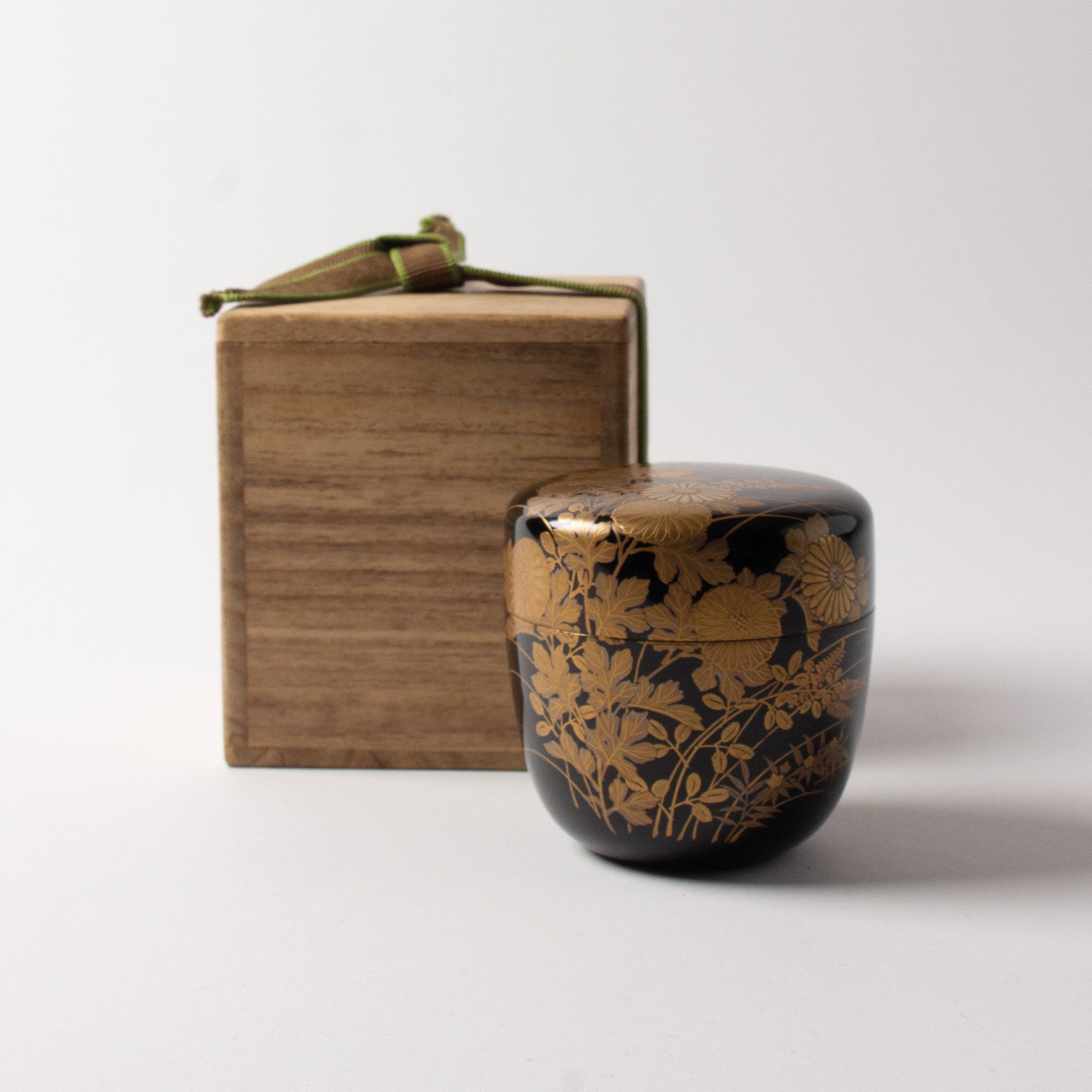 Natsume (tea box) Japanese urushi lacquer and maki-e gold powder decoration, kiku (chrysanthemums) and sōka (wild flowers) motif