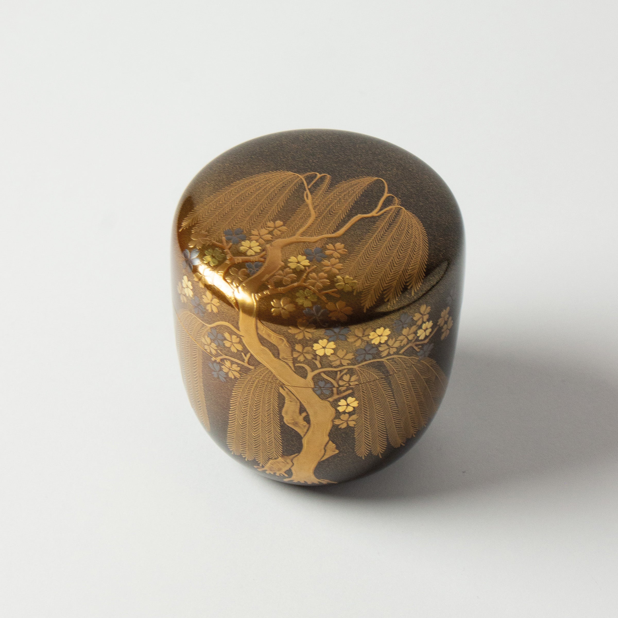 Natsume (boîte à thé) laque urushi japonaise et décor maki-e poudre d'or, motif sakura (fleurs de cerisier) et yanagi (saule)