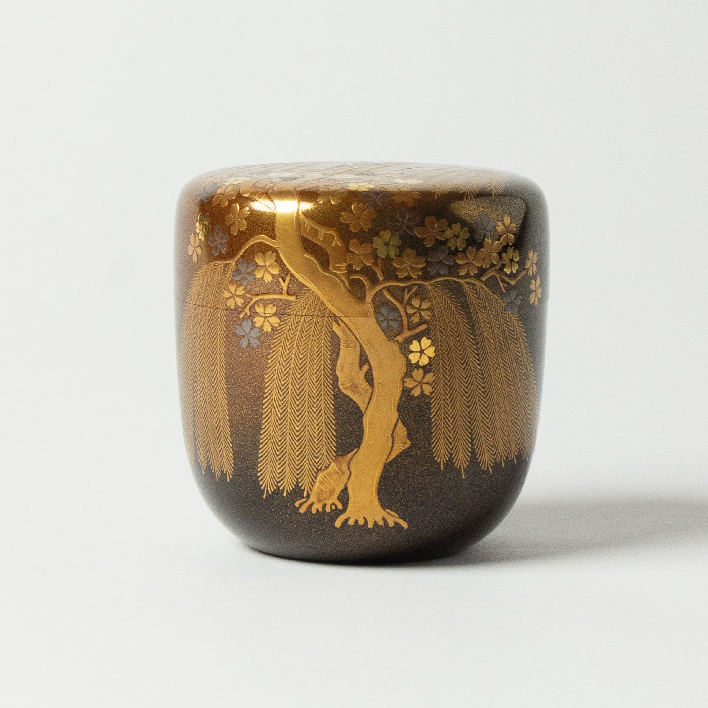 Natsume (boîte à thé) laque urushi japonaise et décor maki-e poudre d'or, motif sakura (fleurs de cerisier) et yanagi (saule)