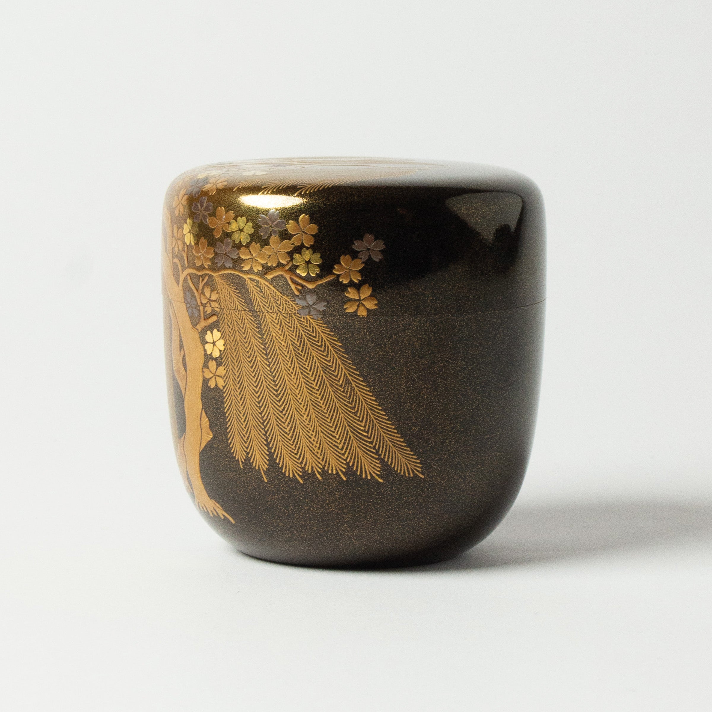 Natsume (boîte à thé) laque urushi japonaise et décor maki-e poudre d'or, motif sakura (fleurs de cerisier) et yanagi (saule)