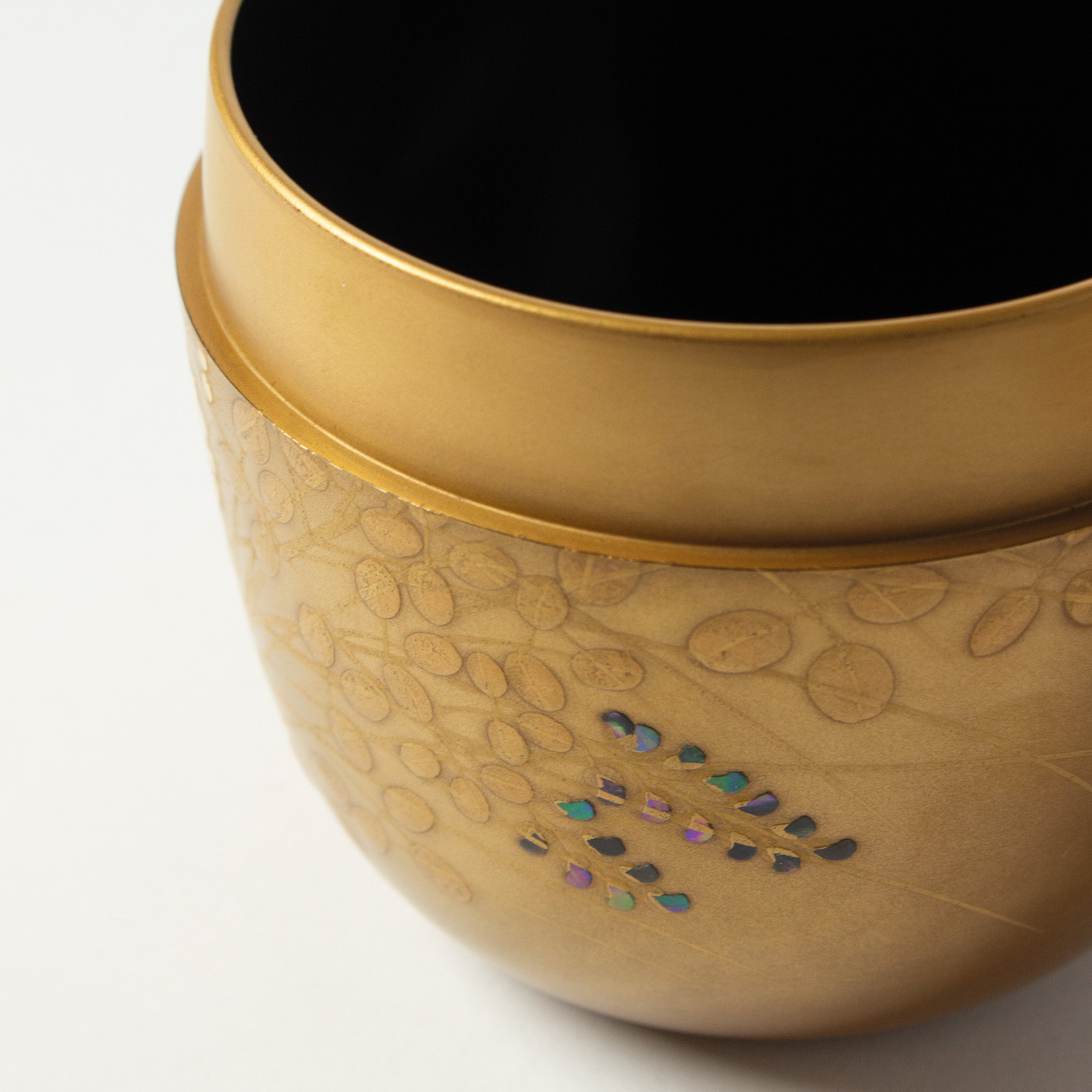 Natsume (tea box) Japanese urushi lacquer and maki-e gold powder decoration, akikusa motif (autumn grasses)