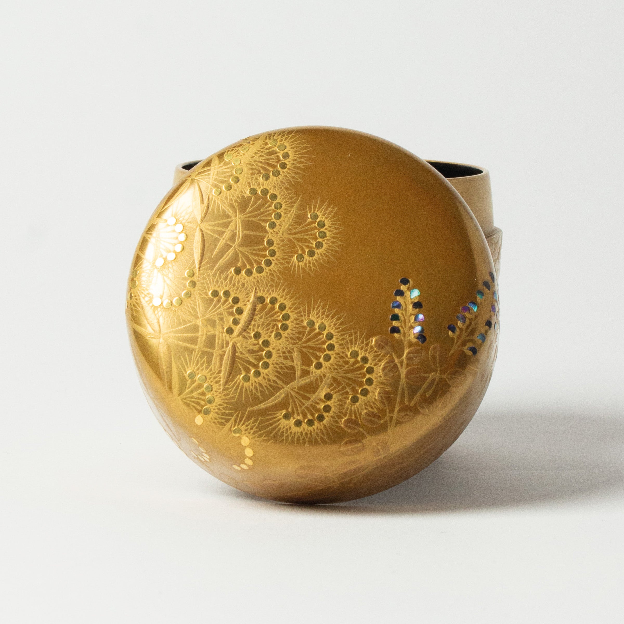 Natsume (tea box) Japanese urushi lacquer and maki-e gold powder decoration, akikusa motif (autumn grasses)