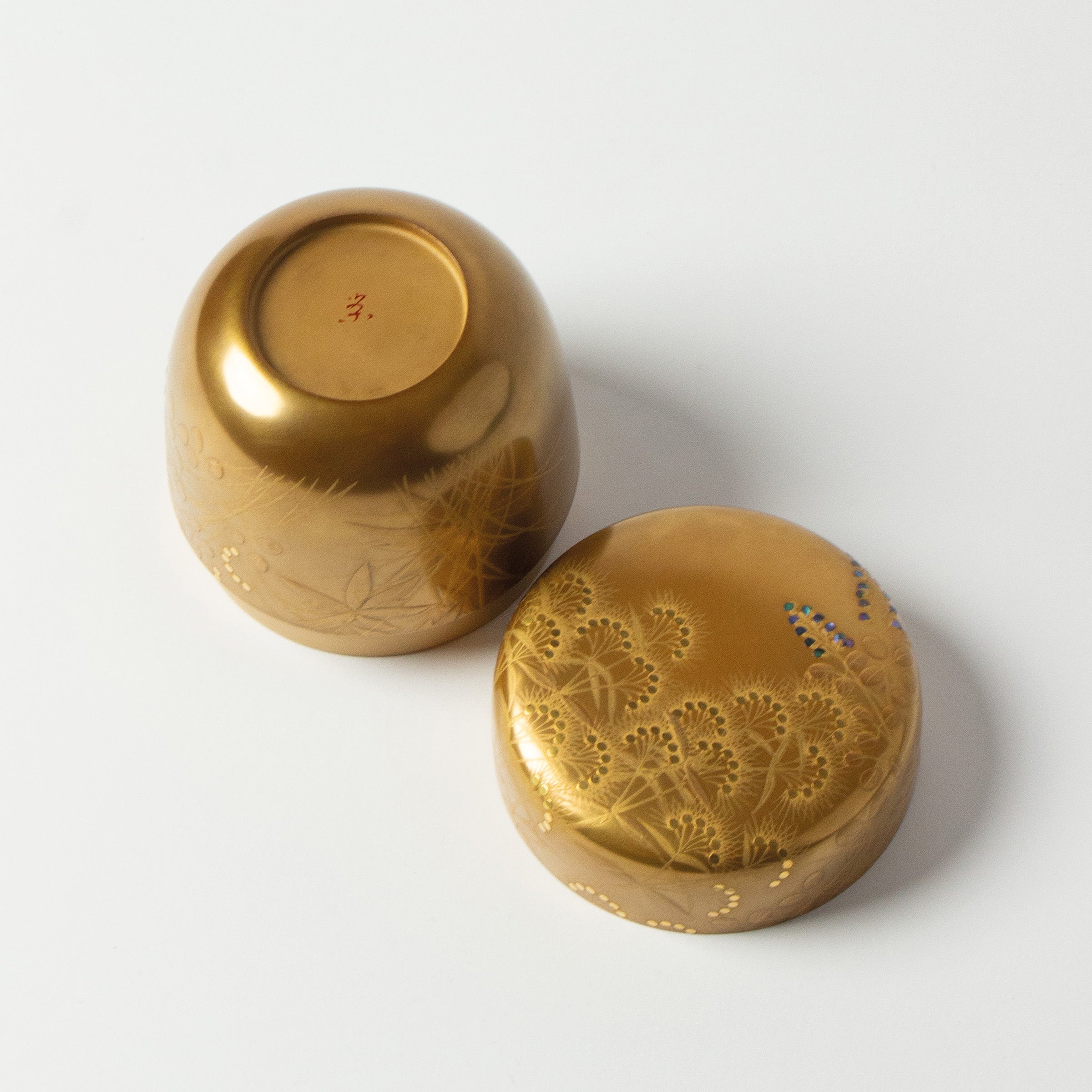 Natsume (tea box) Japanese urushi lacquer and maki-e gold powder decoration, akikusa motif (autumn grasses)