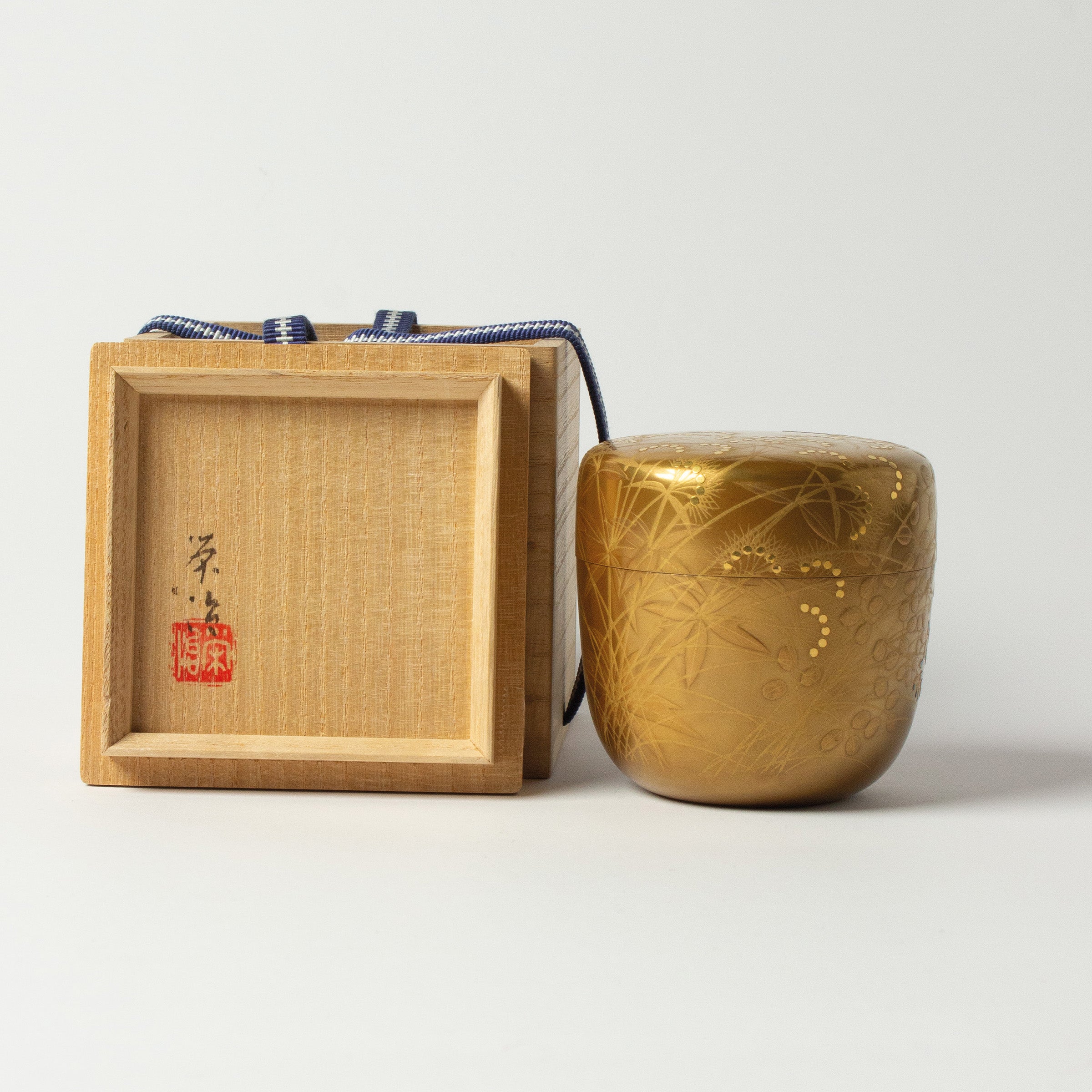 Natsume (tea box) Japanese urushi lacquer and maki-e gold powder decoration, akikusa motif (autumn grasses)